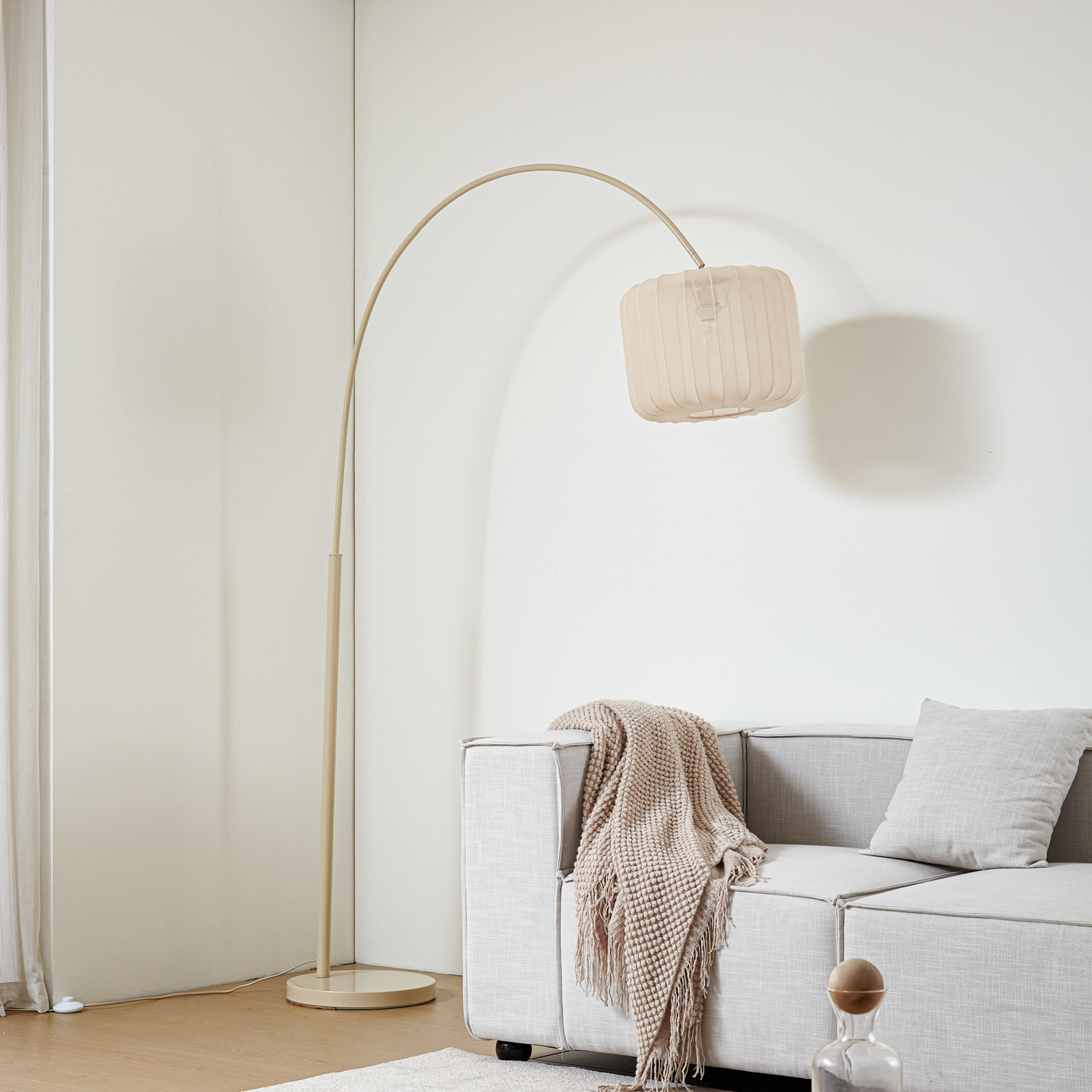 Lindby Bogenleuchte Helin, beige, Textil, Höhe 198,5 cm