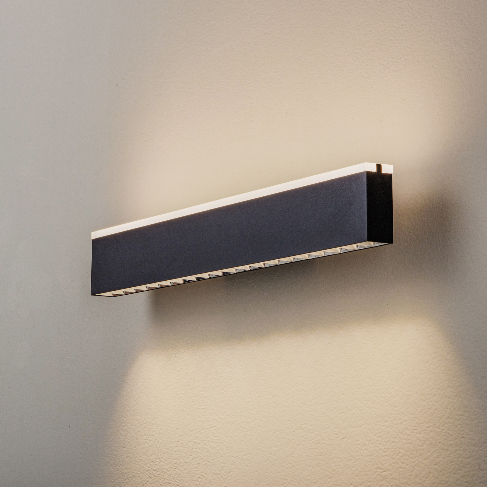 Lucande Henner LED-Wandleuchte, schwarz, 60 cm