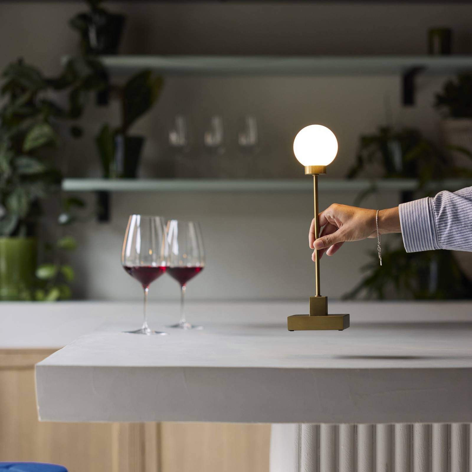 Northern Lampa stołowa LED Snowball w kolorze mosiądzu 2700 K