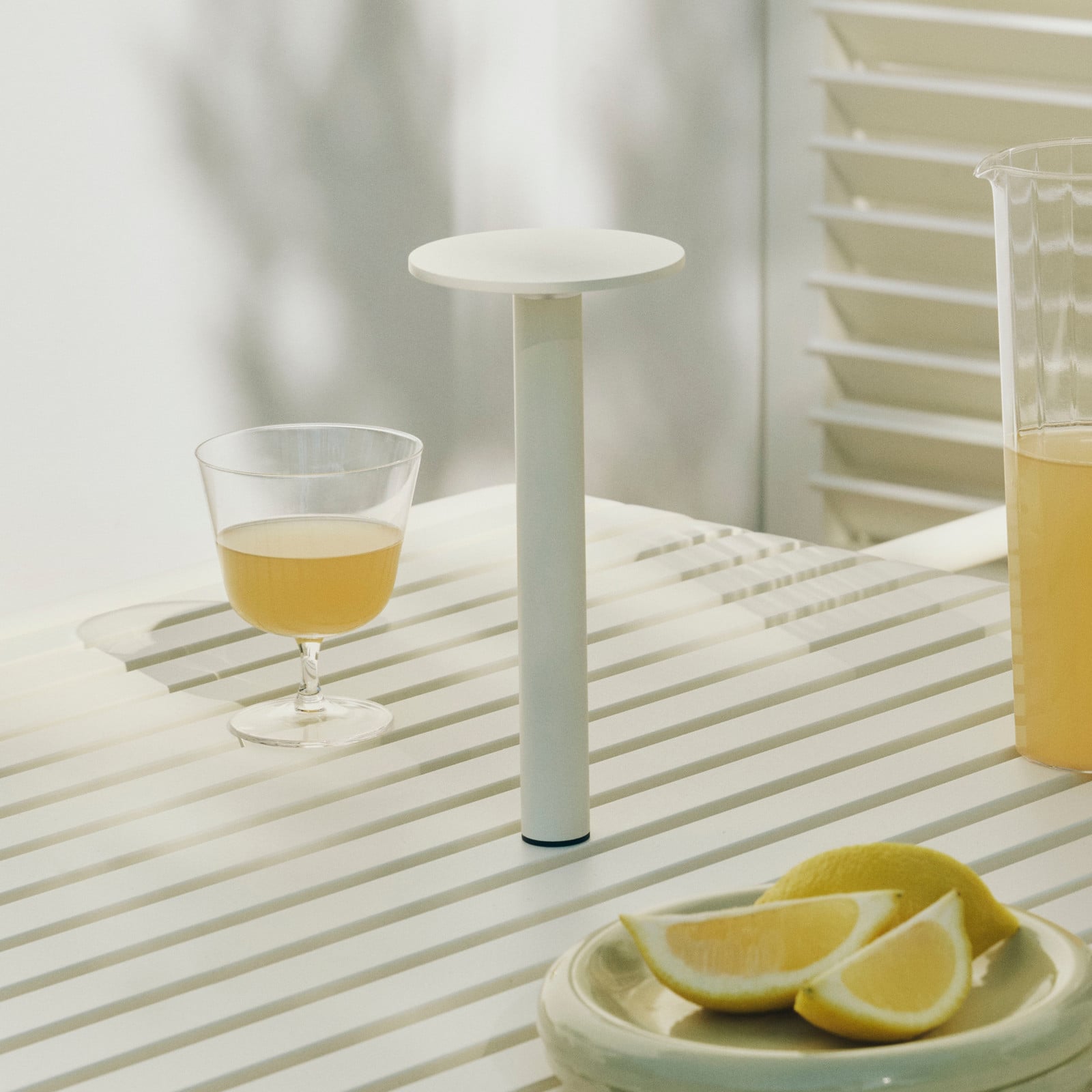 HOST PORTABLE LED-batteridriven bordslampa, kr&auml;mvit 22 cm IP44 HAY - Vardagsrum - Modern - Aluminium - Med lampsk&auml;rm
