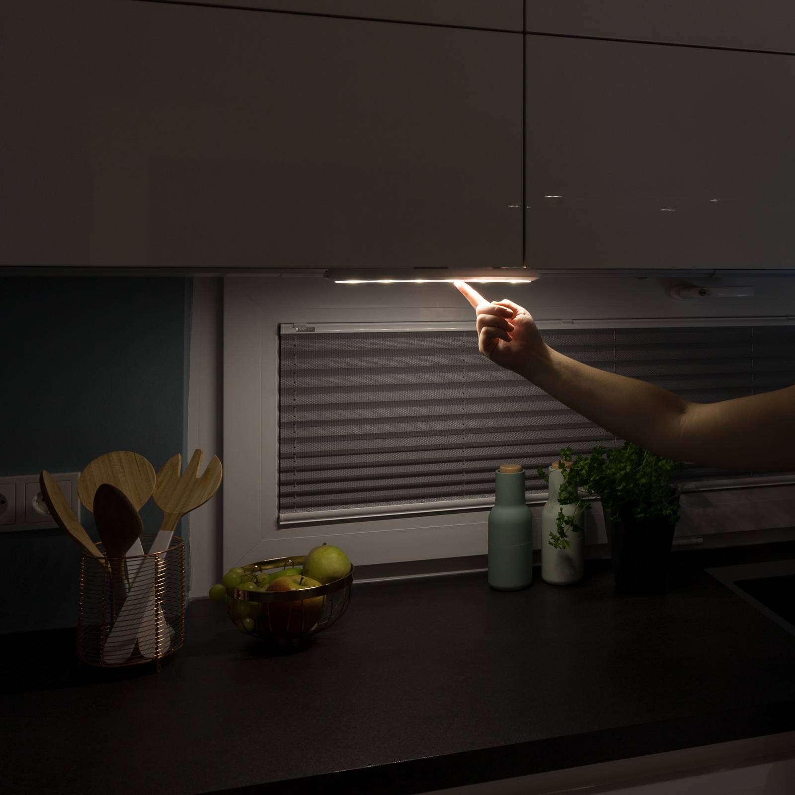 E-shop LED svetlo na nábytok Mobina Push 10 s dobíjacou batériou biele