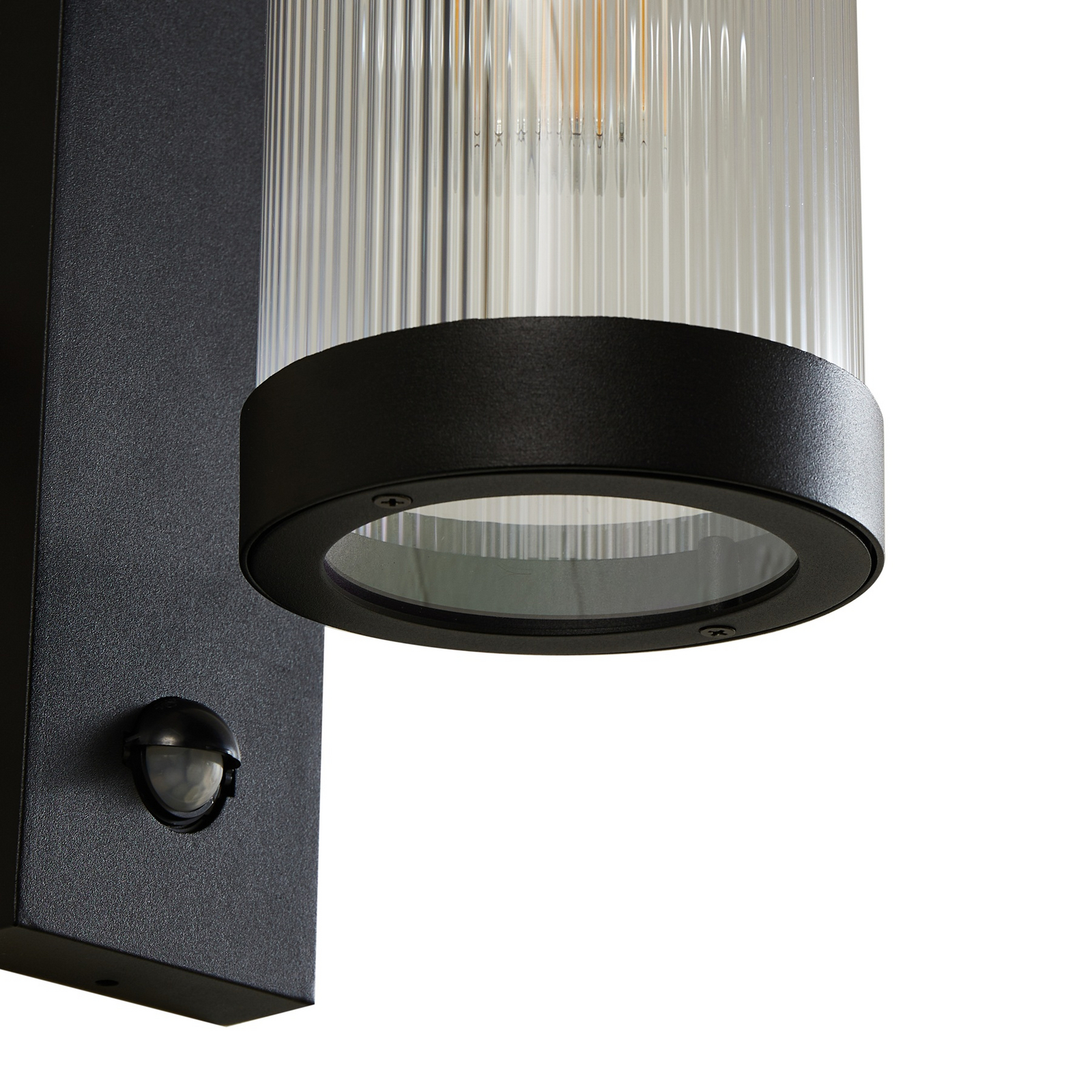 Yrene Fluted Ao ar livre Candeeiro de Parede w/Sensor Preto - Lindby