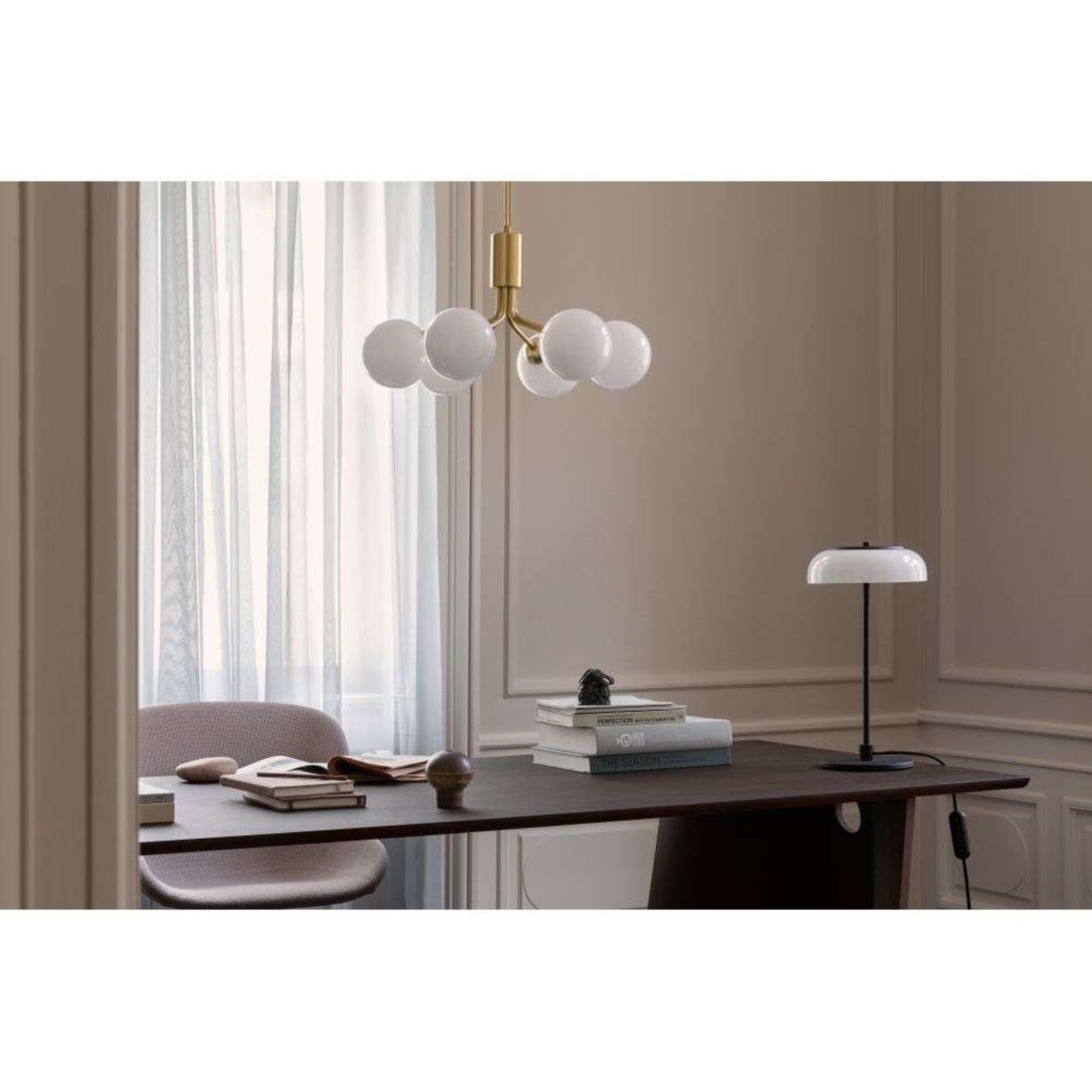 Nuura Pendelleuchte Apiales 6, Ø 50 cm, messingfarben/opal