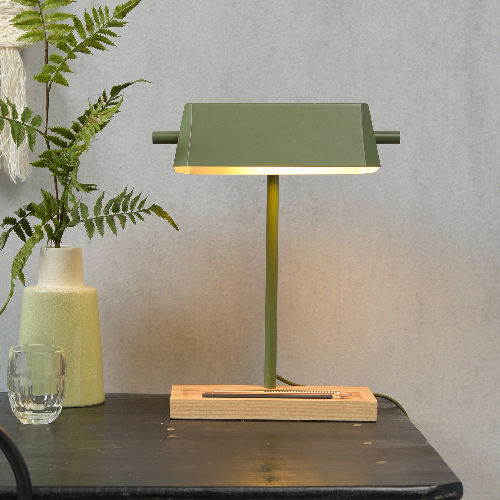 Riječ je o RoMi stolnoj lampi Cambridge, maslinasto zelene boje