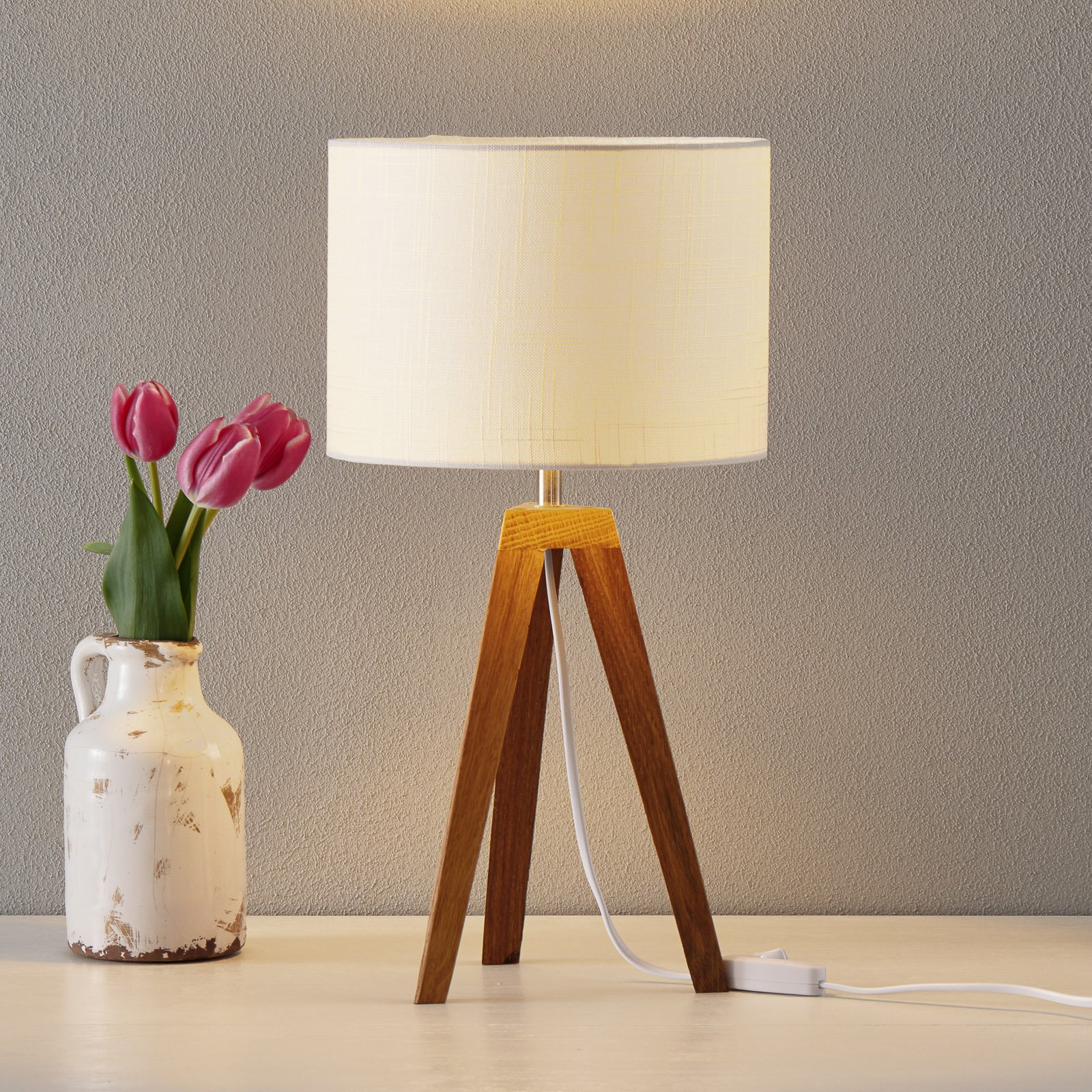 Lámpara de mesa Kullen en diseño sencillo