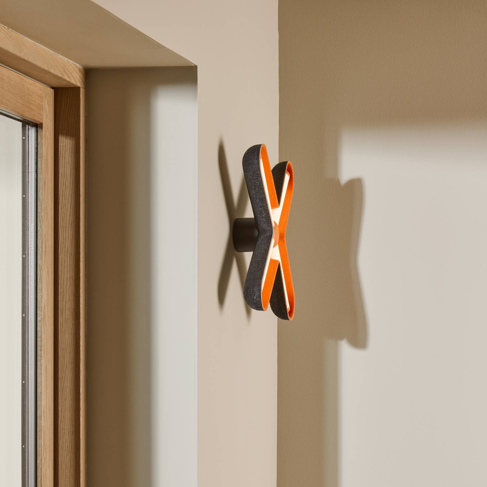 LOOM DESIGN LED wandlamp Fuzz, oranje/zwart, 50 cm
