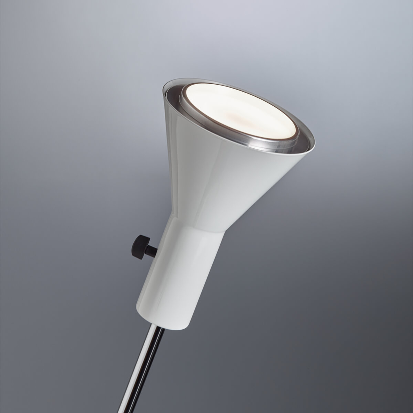 Vita designer-golvlampan Gru med LED-ljus