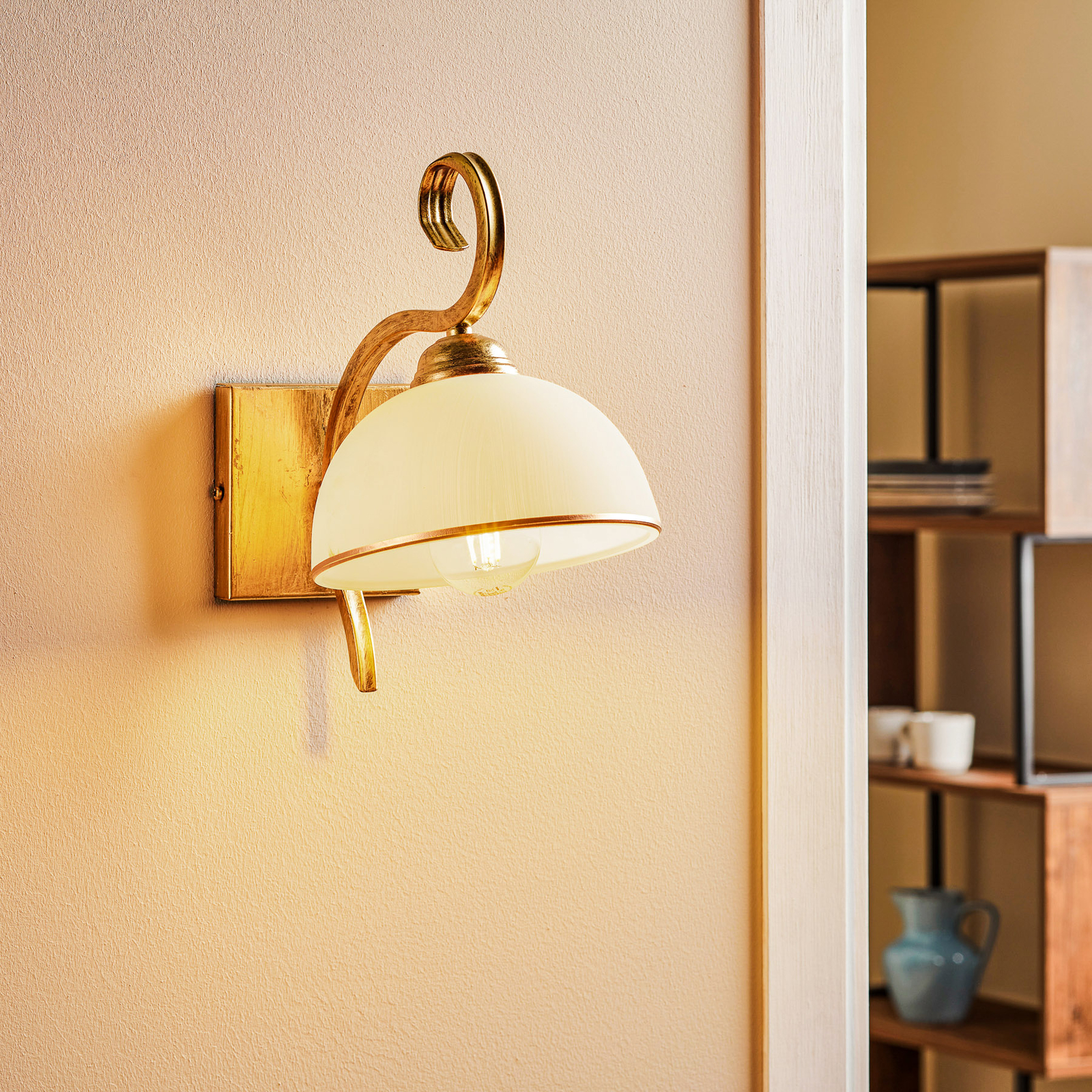 Lámpara de pared Wivara K1 en diseño clásico, oro