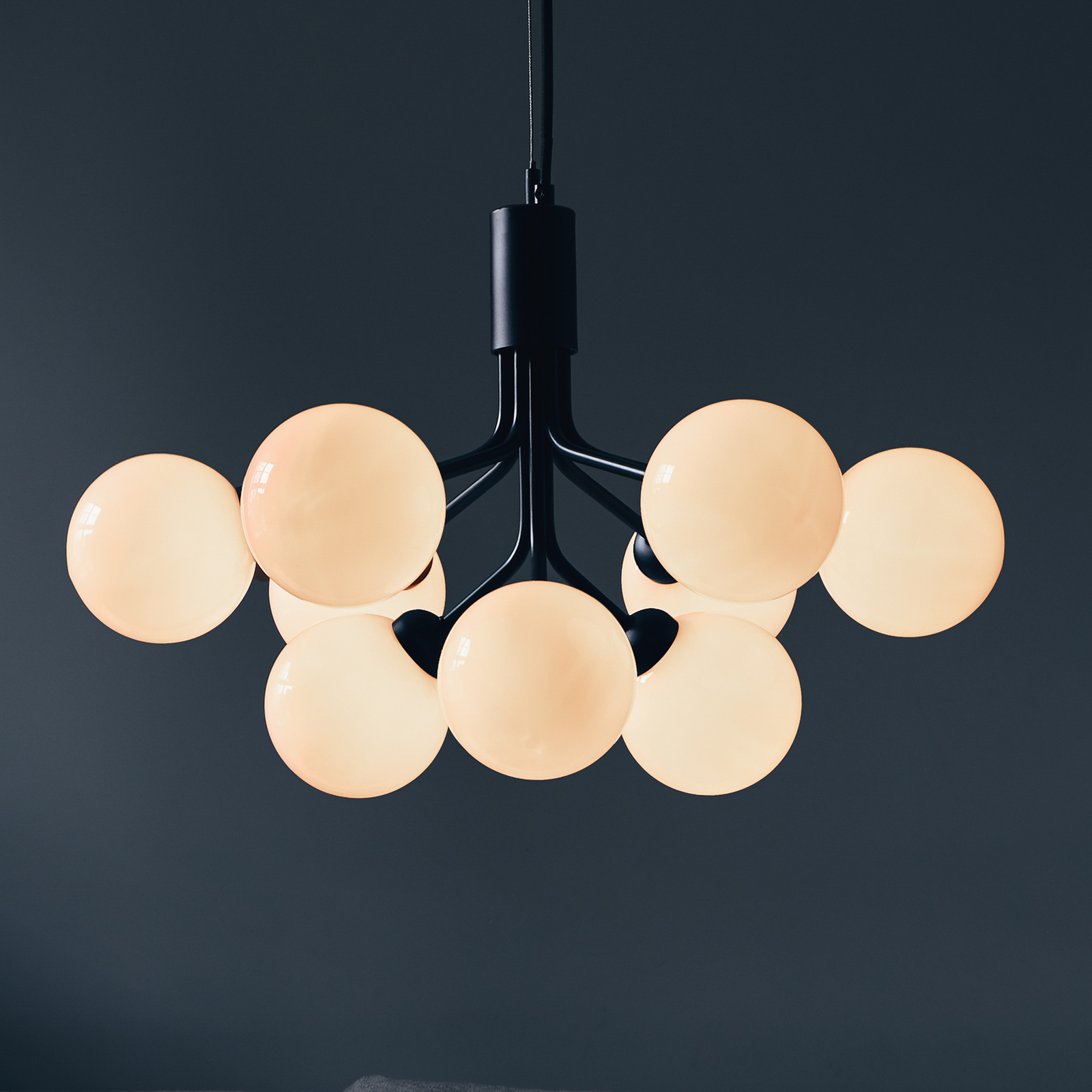 Apiales 9 Lampadario Raso Nero/Bianco Opale - Nuura