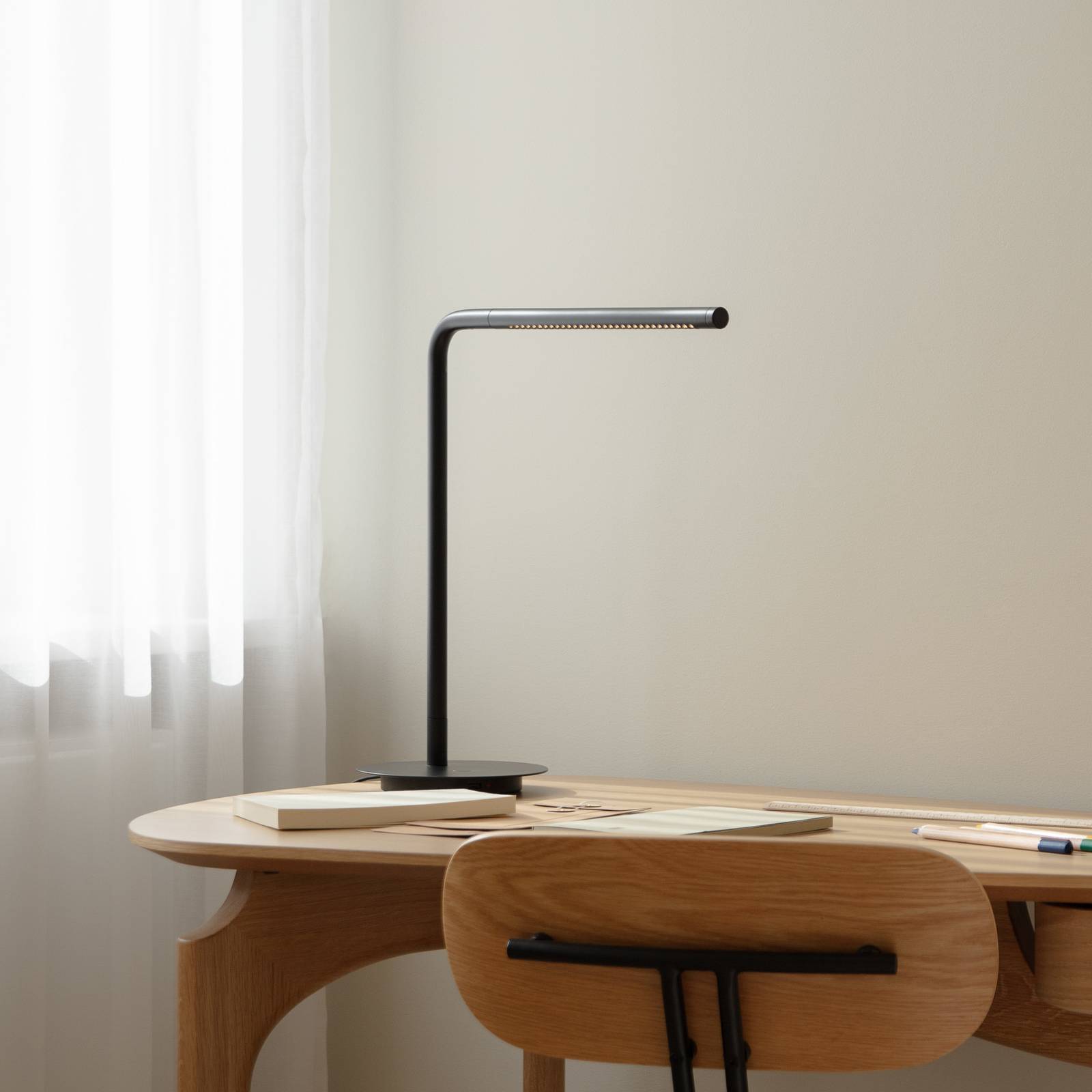 UMAGE lampa stołowa LED Omni, czarna Wysokość 46 cm Metalowa obrotowa