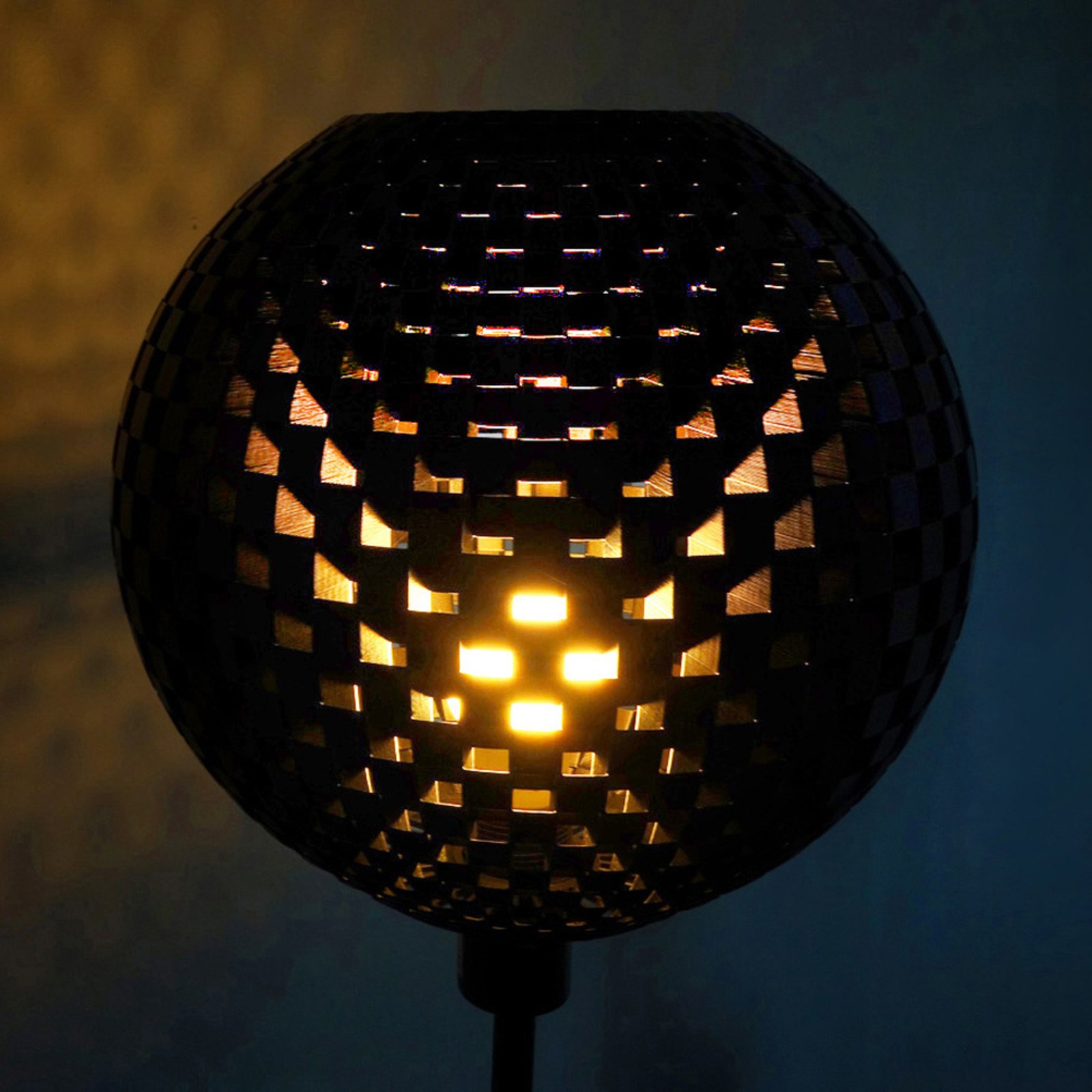 Donkere design-vloerlamp Flechtwerk, bolle kap