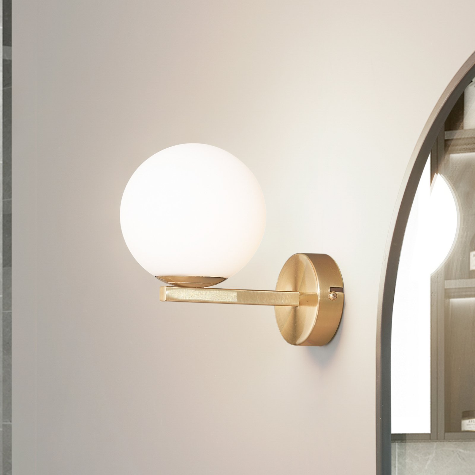 Lucande wall light Bidolo, brass-coloured, glass, 12 cm, IP44