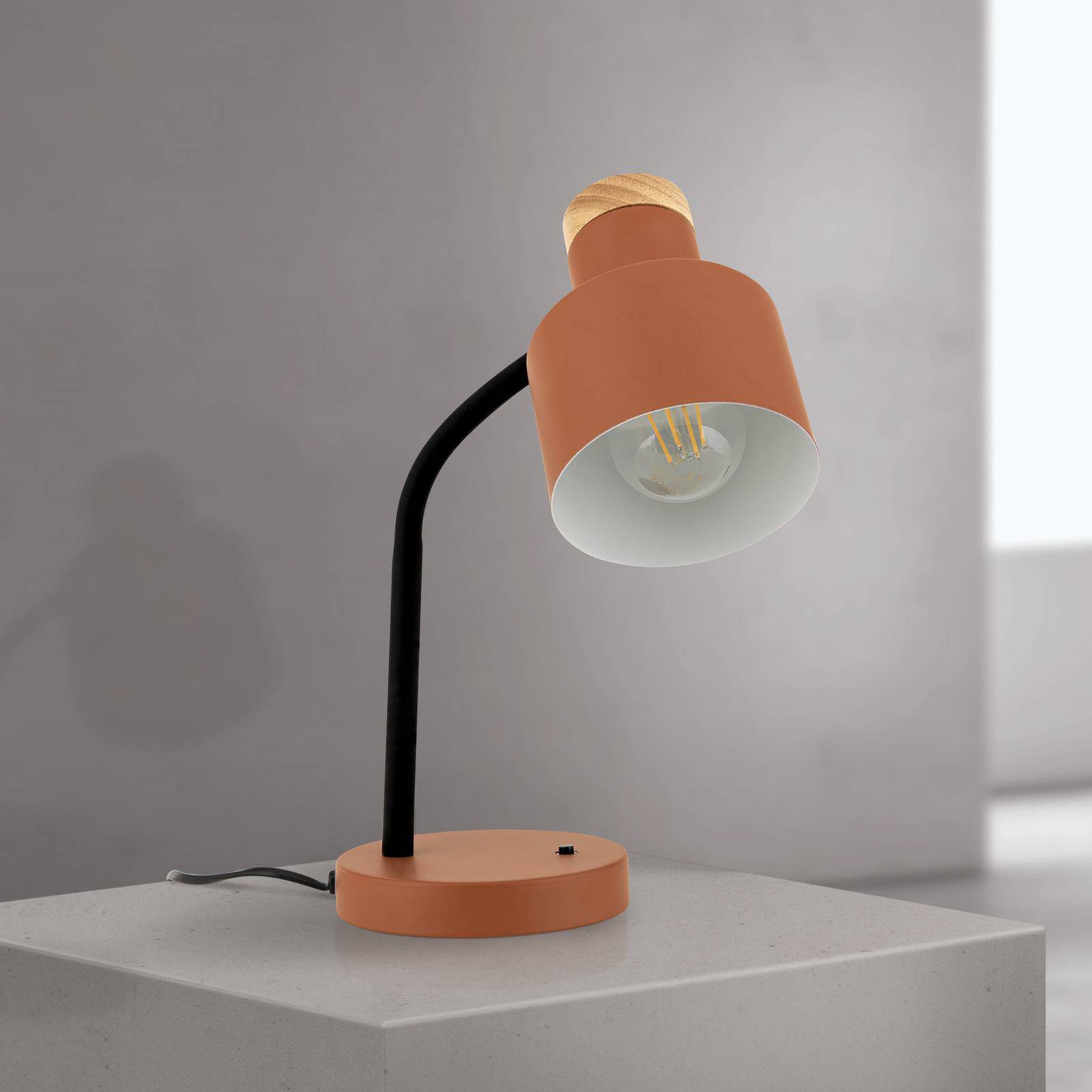 Lampa stołowa Gili, koralowa, stal, wysokość 35 cm, E27