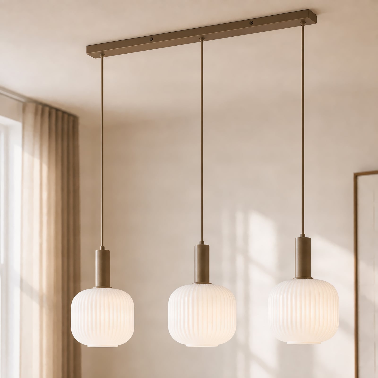 Závěsné světlo NOLA Evey, délka 80 cm, 3ramenné, bílé/béžové, sklo