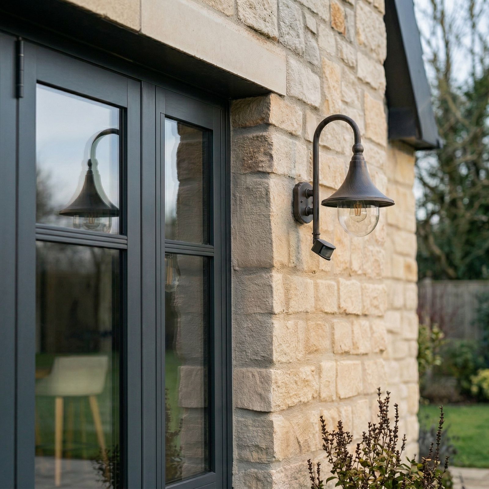 Daphne Außenwandleuchte w/Sensor Antique Black - Lindby