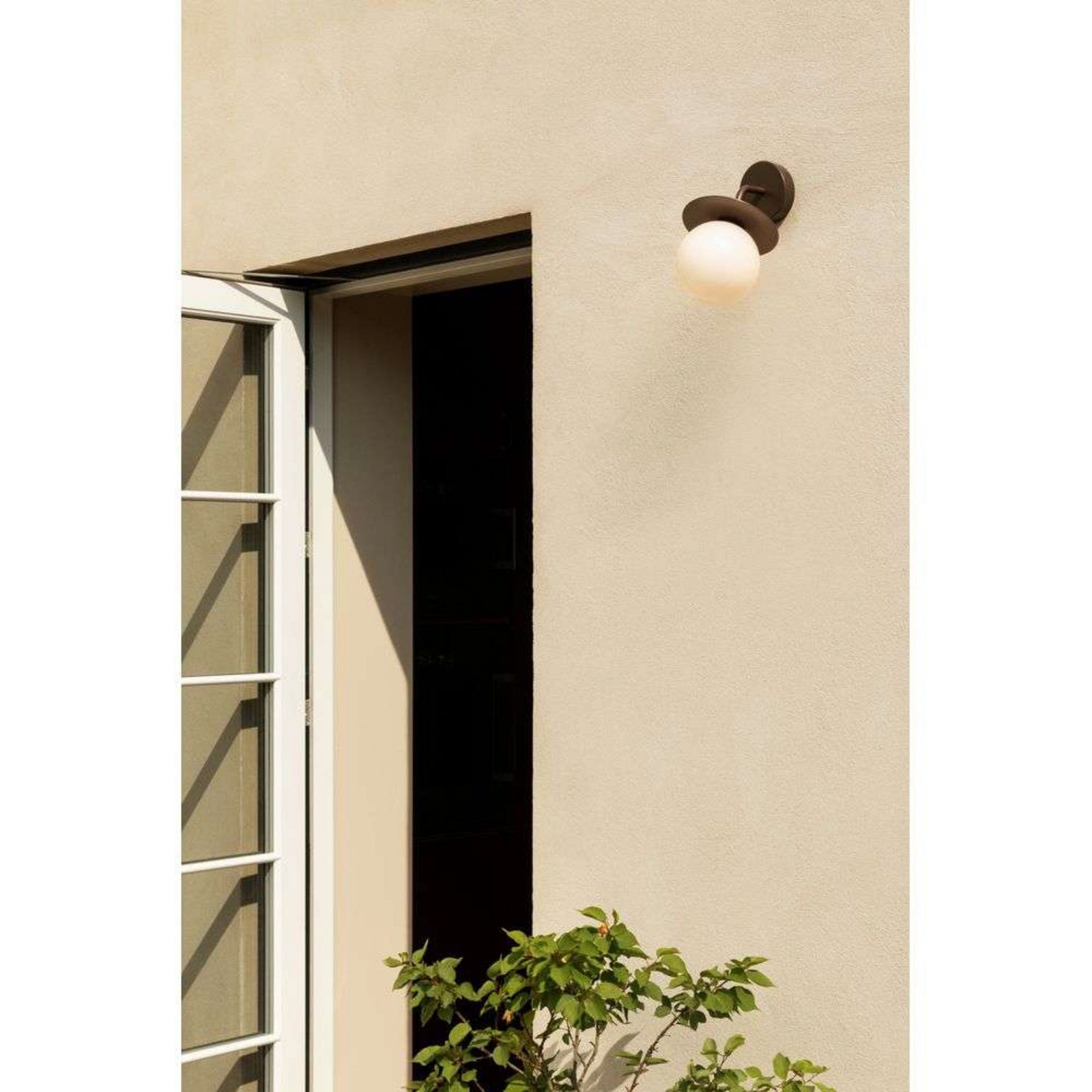 Nuura buitenwandlamp Liila, breedte 16 cm, brons/opaal
