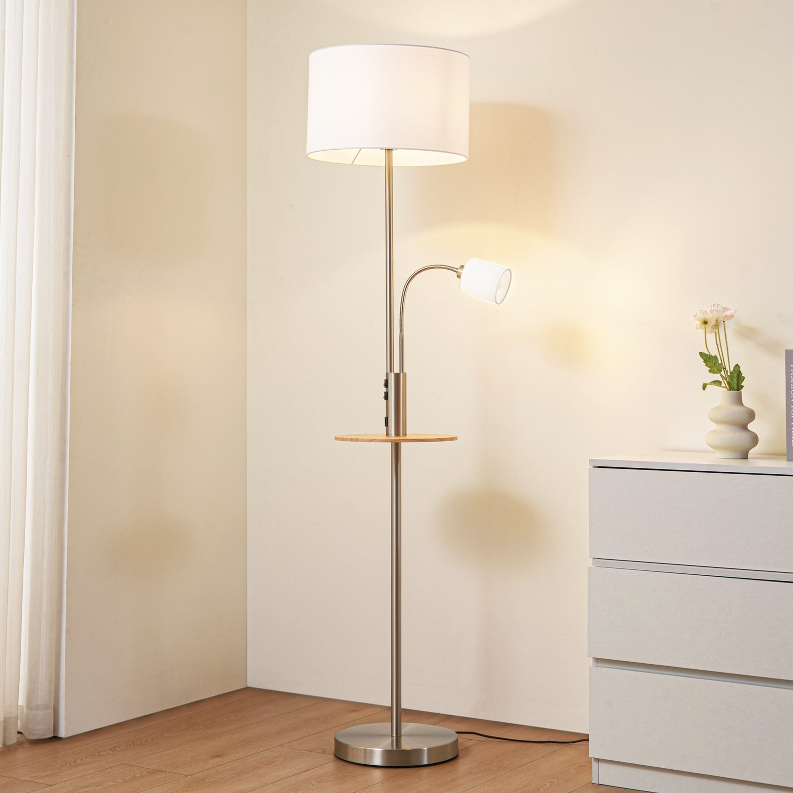 Lindby Stehlampe Aovan, nickelfarben, Ablage, USB-Anschluss