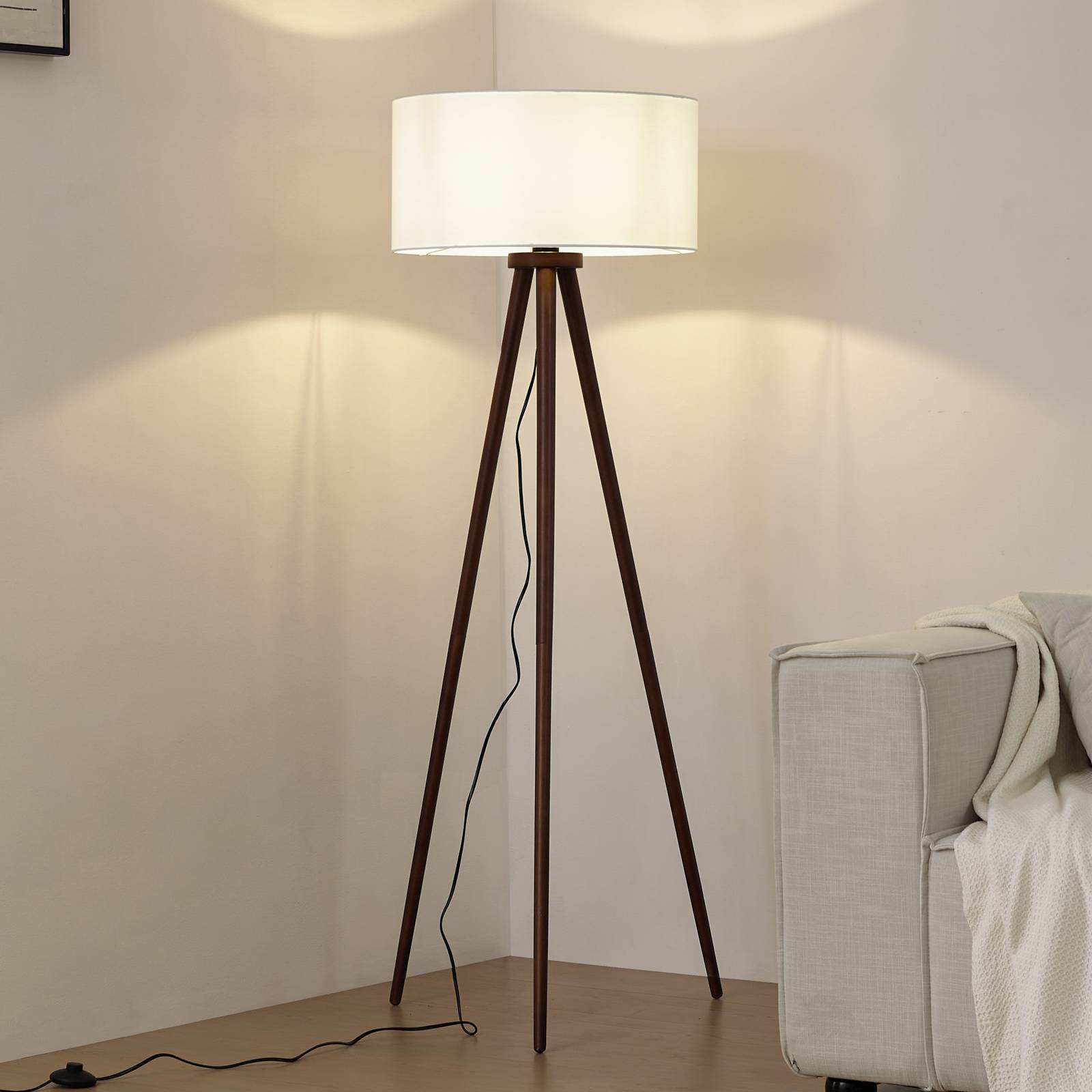 Lindby Stehleuchte Charlia, weiß, Wallnussholz, Höhe 150 cm günstig online kaufen