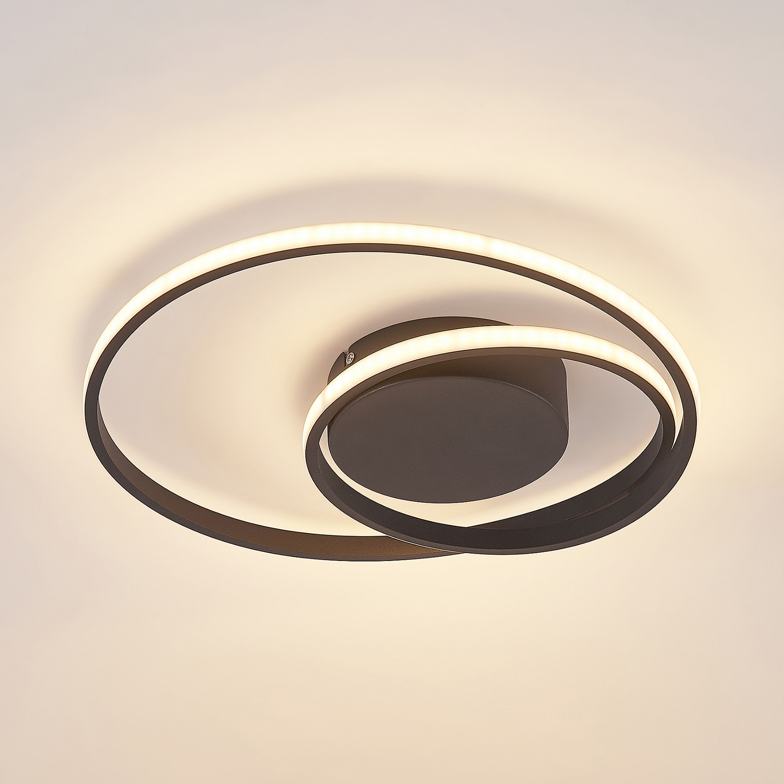 Lindby plafonieră LED Emisua negru CCT dimabil - Camera de zi / sufragerie - modern - negru mat - Metal