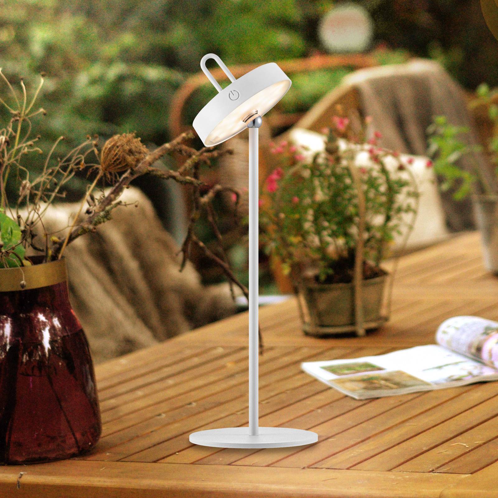 JUST LIGHT. Lampe de table LED rechargeable Amag blanc fer IP44