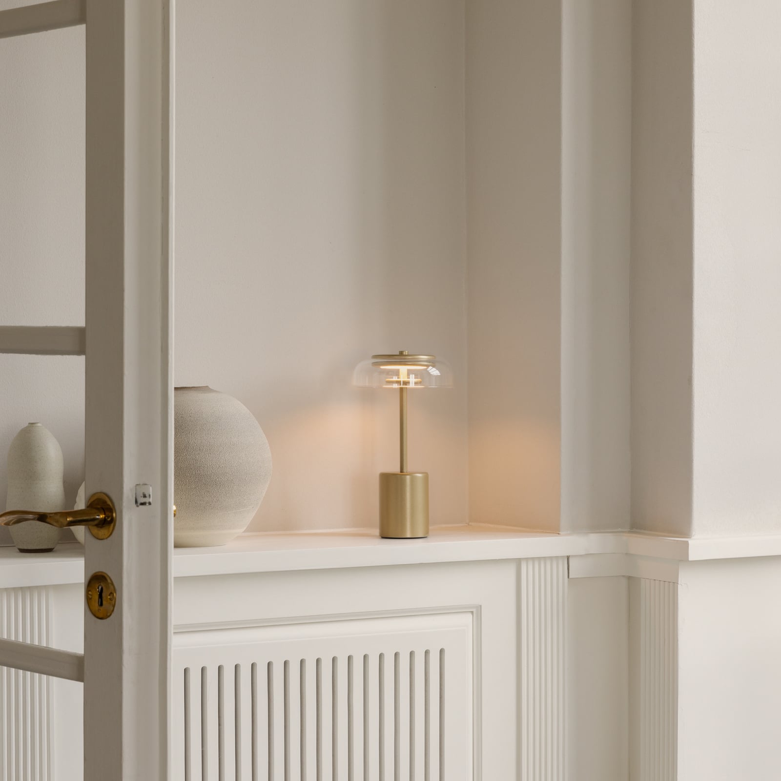 Nuura LED-Akku-Tischlampe Blossi, Höhe 26 cm goldfarben/klar