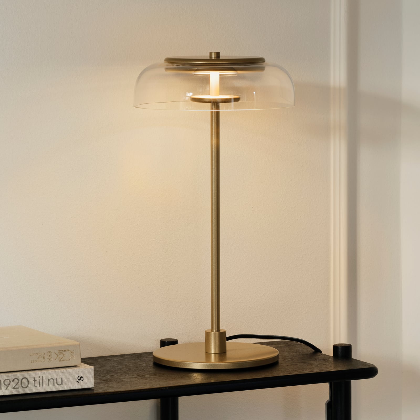 Nuura LED stolní lampa Blossi, výška 43 cm, zlatá/čirá