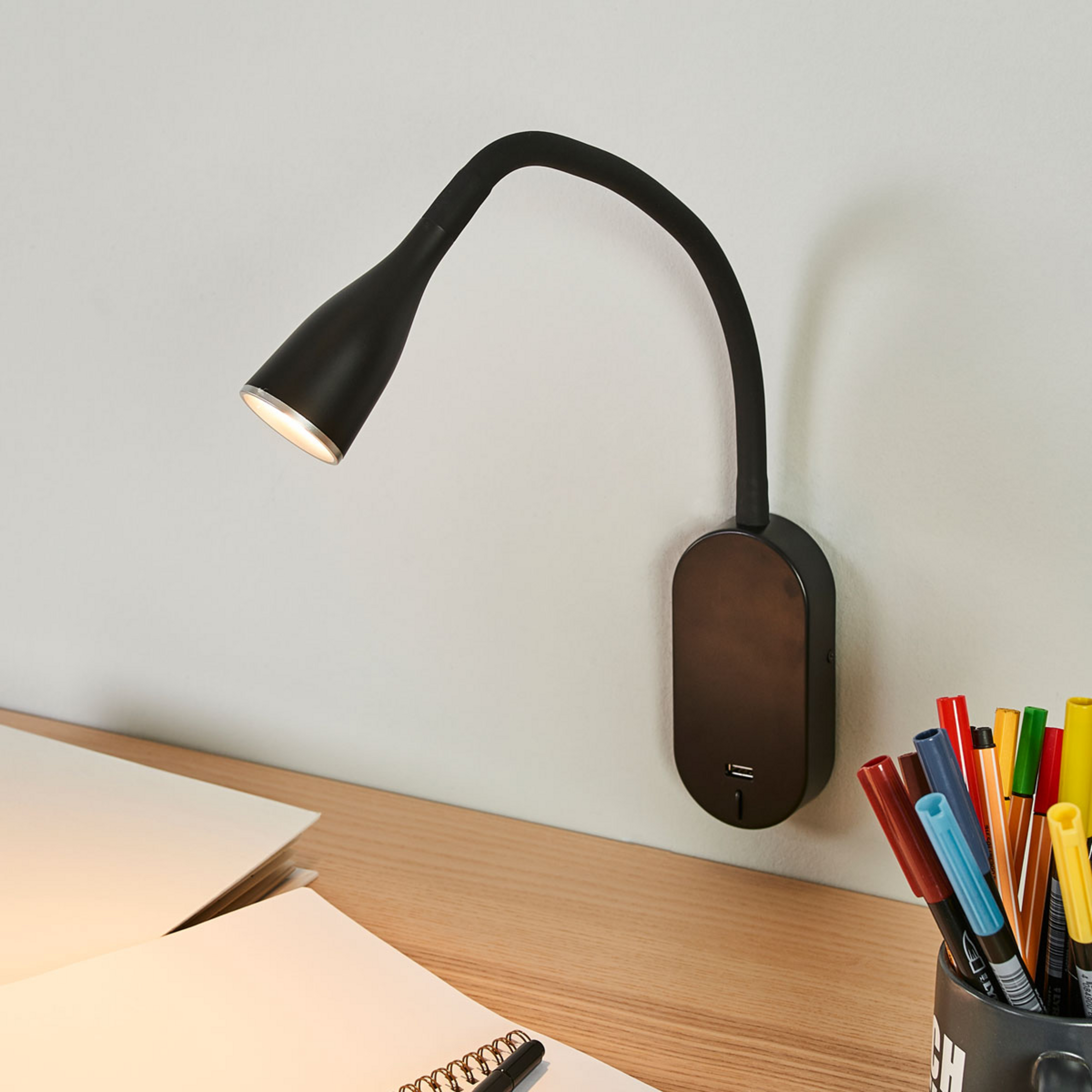 Lindby LED-Wandlampe Enna, 34 cm, schwarz, Schalter, USB