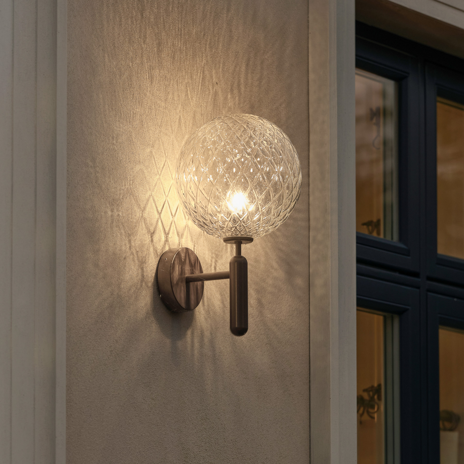 Nuura udendørs væglampe Miira, bronze/klar, Ø 20 cm - Nuura
