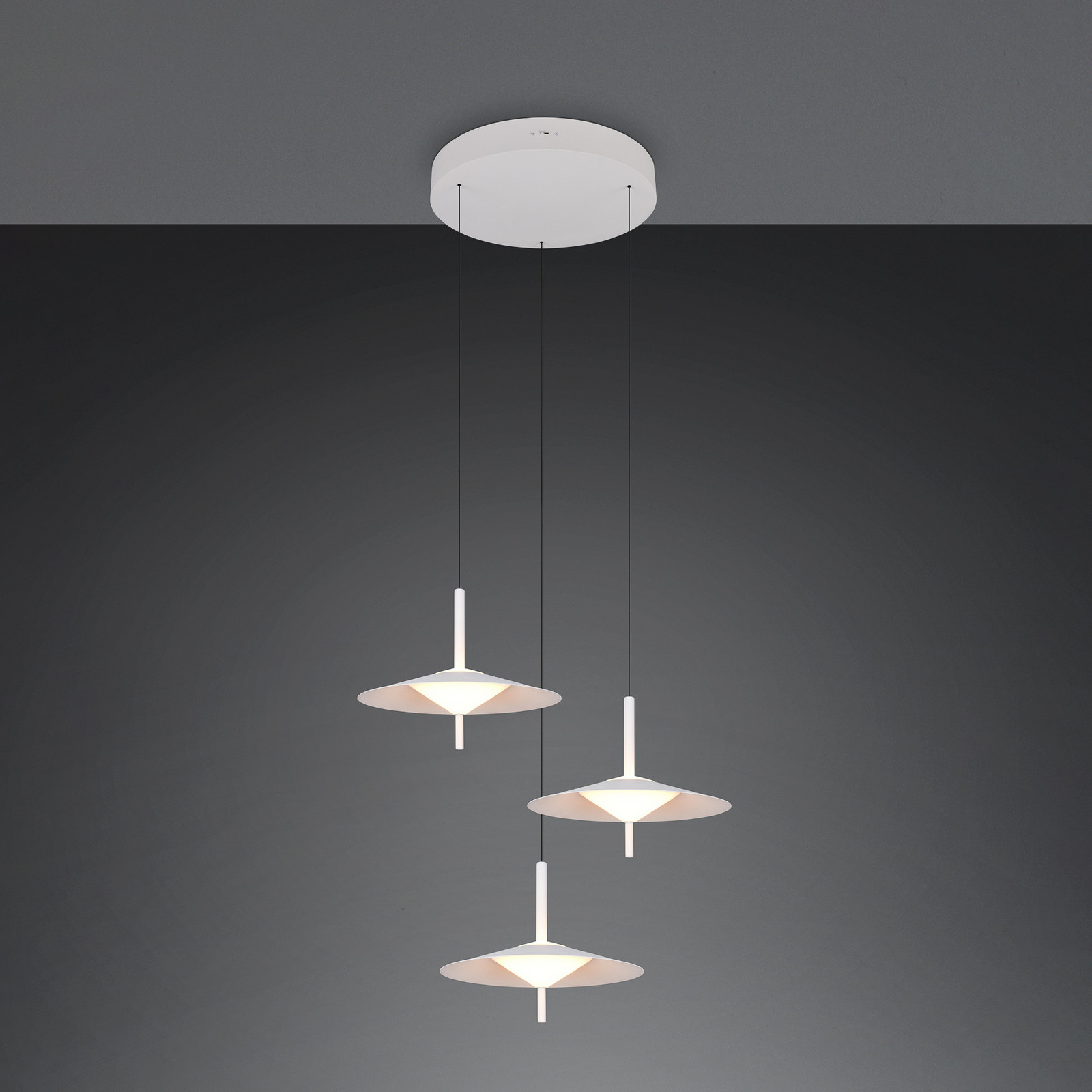Trio Lighting LED висяща лампа „Амало“, матово бяло, Ø 67 см, метал, CCT 3-флг.