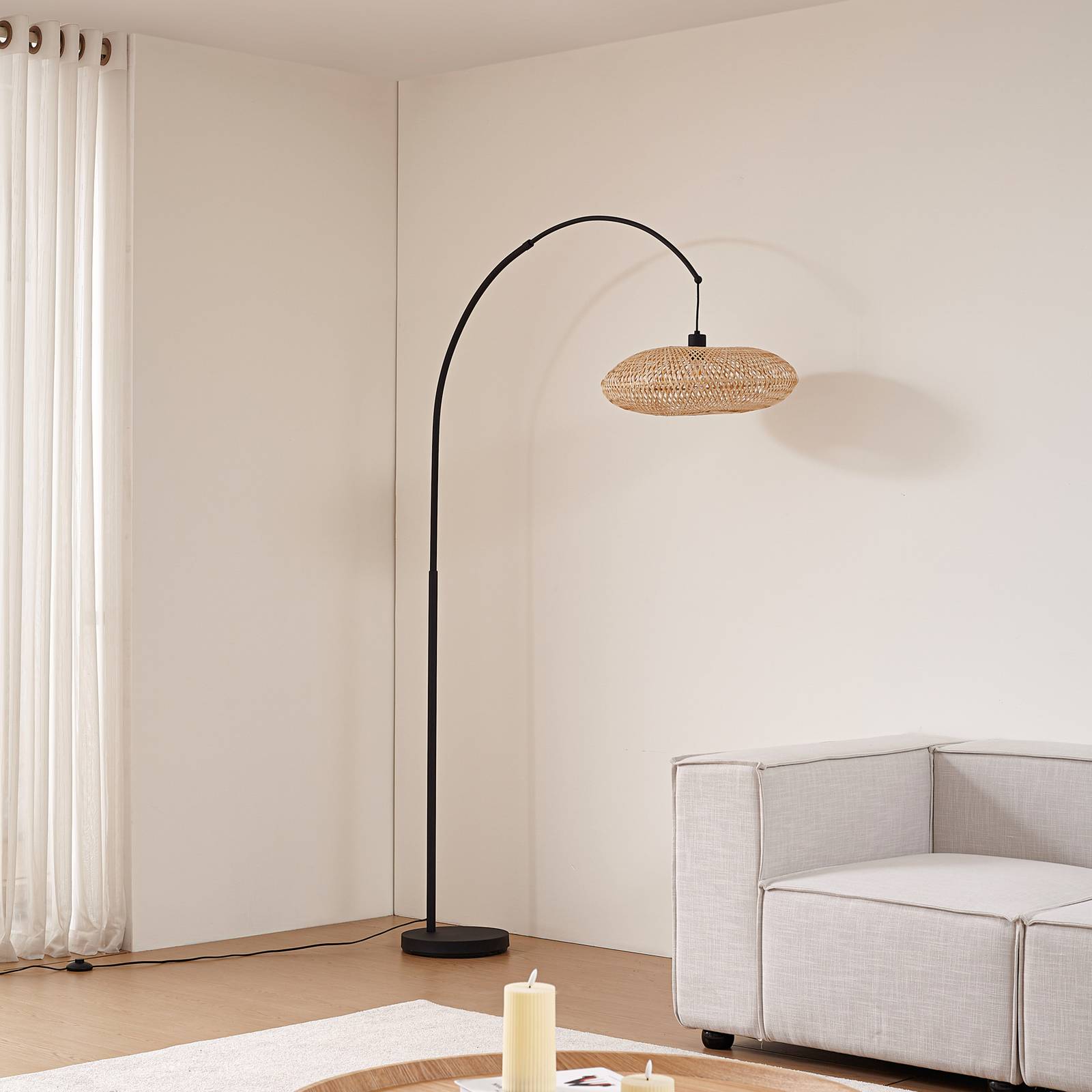 Lindby Lampa łukowa Solvian, czarna/naturalna, bambus, metal