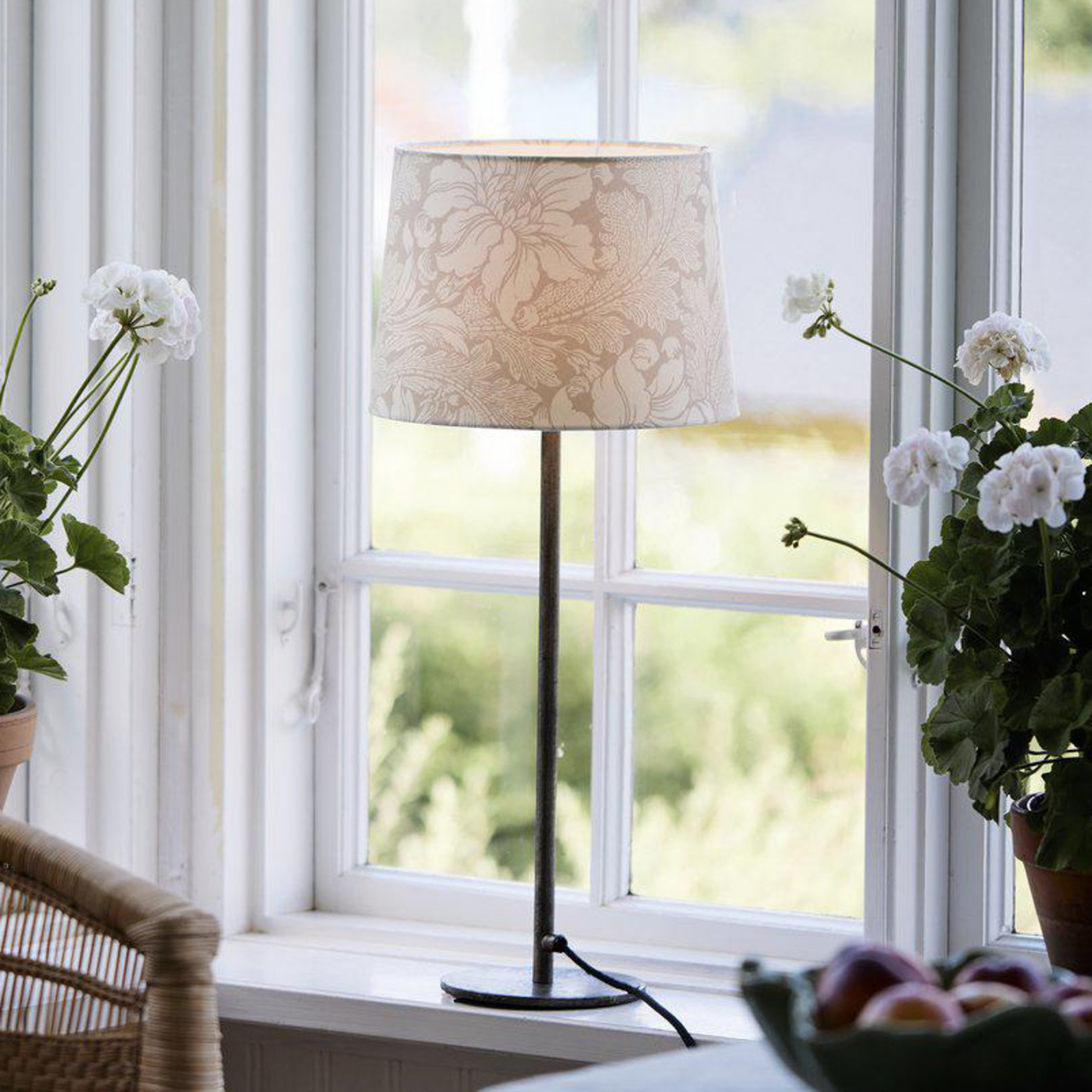PR Home Lampa stołowa BASE ACANTHUS, biała/srebrna, 58 cm
