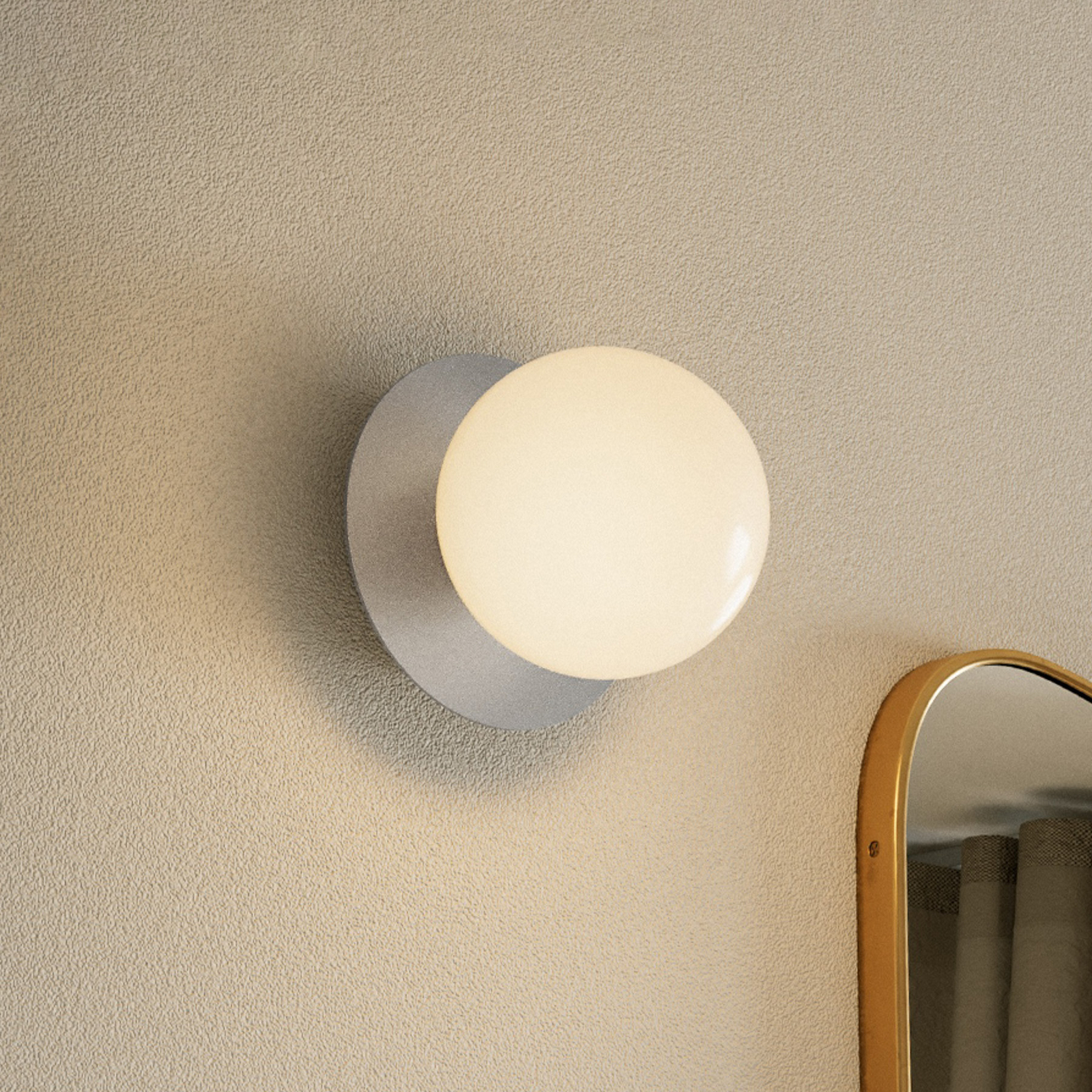 Liila 1 wall/ceiling lamp, silver/opal, Ø 14 cm, IP44 - Nuura