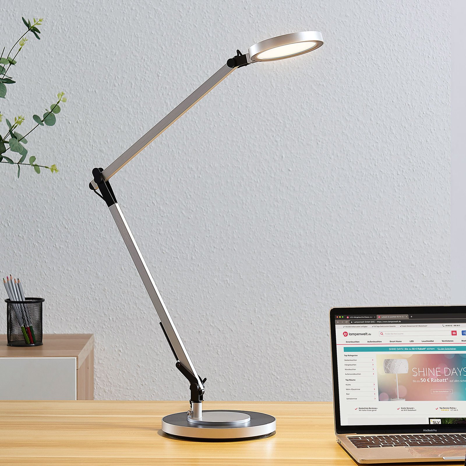 Lámpara de mesa LED Rilana con atenuador, plateada