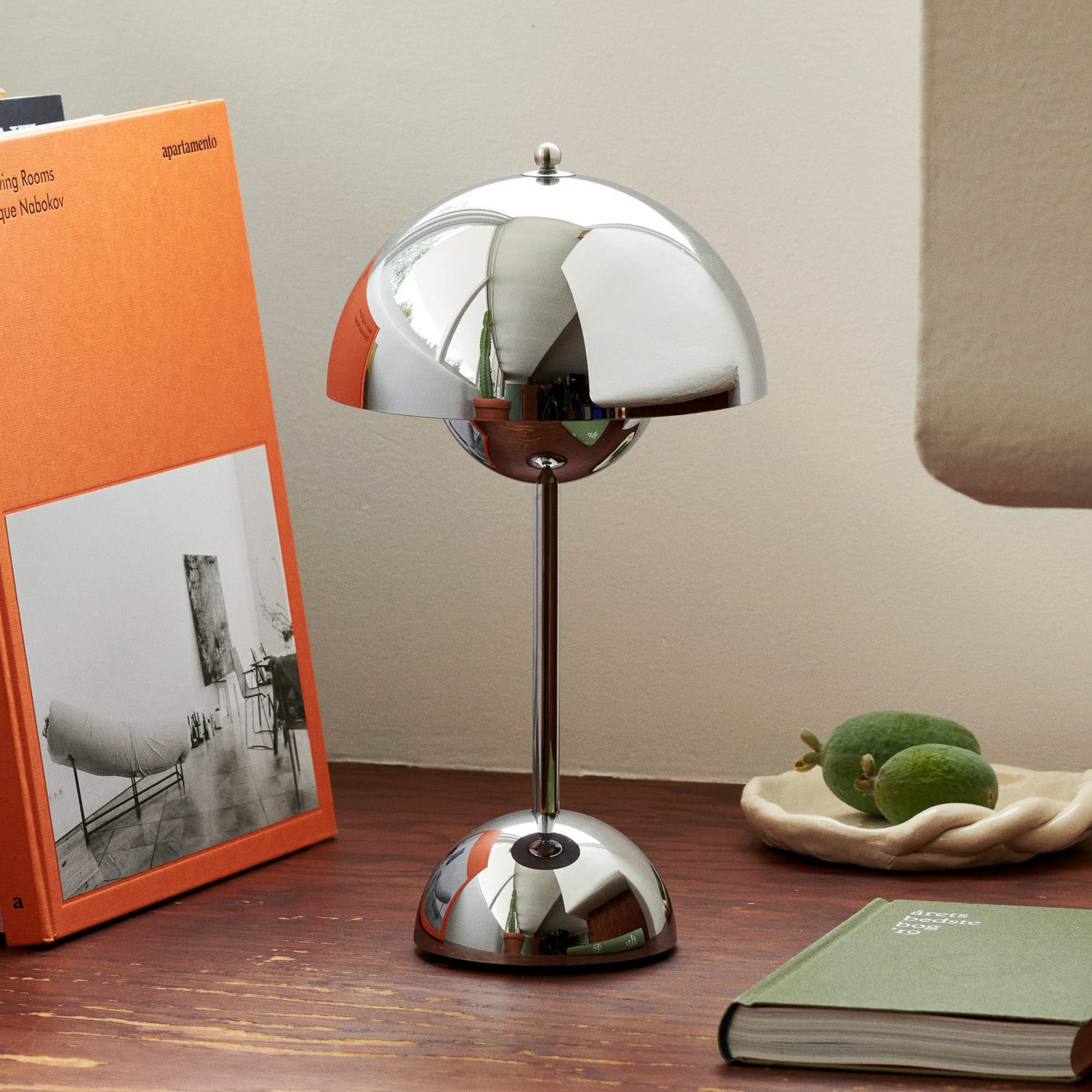 Flowerpot VP9 LED-batteridriven bordslampa, f&ouml;rkromad &Tradition - Vardagsrum - Design - Plast - Med lampsk&auml;rm