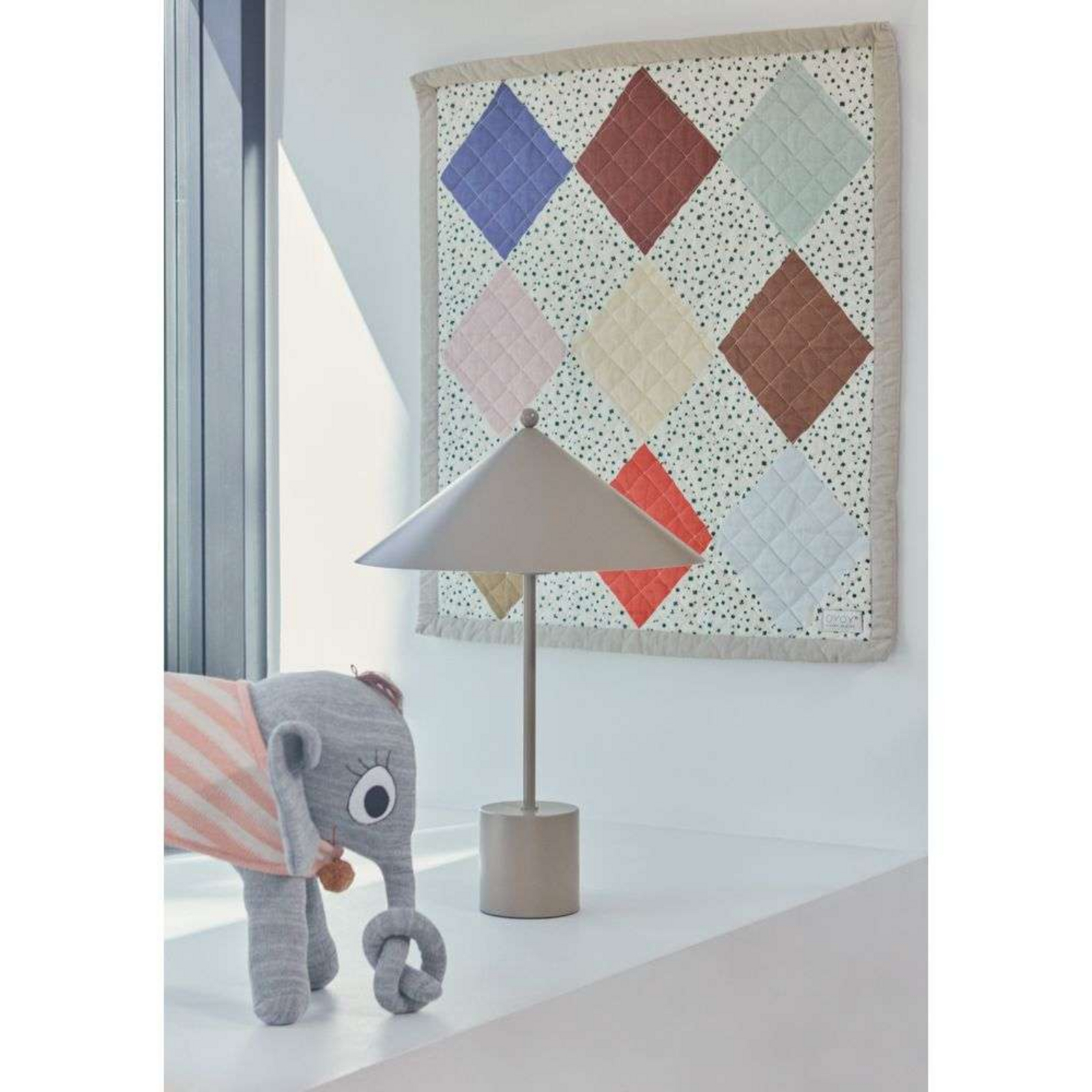 Lampa stołowa OYOY Living Design „Kasa”, beżowa, metalowa, E14 Lampa stołowa OYOY Living Design „Kasa”, beżowa, metalowa, E14