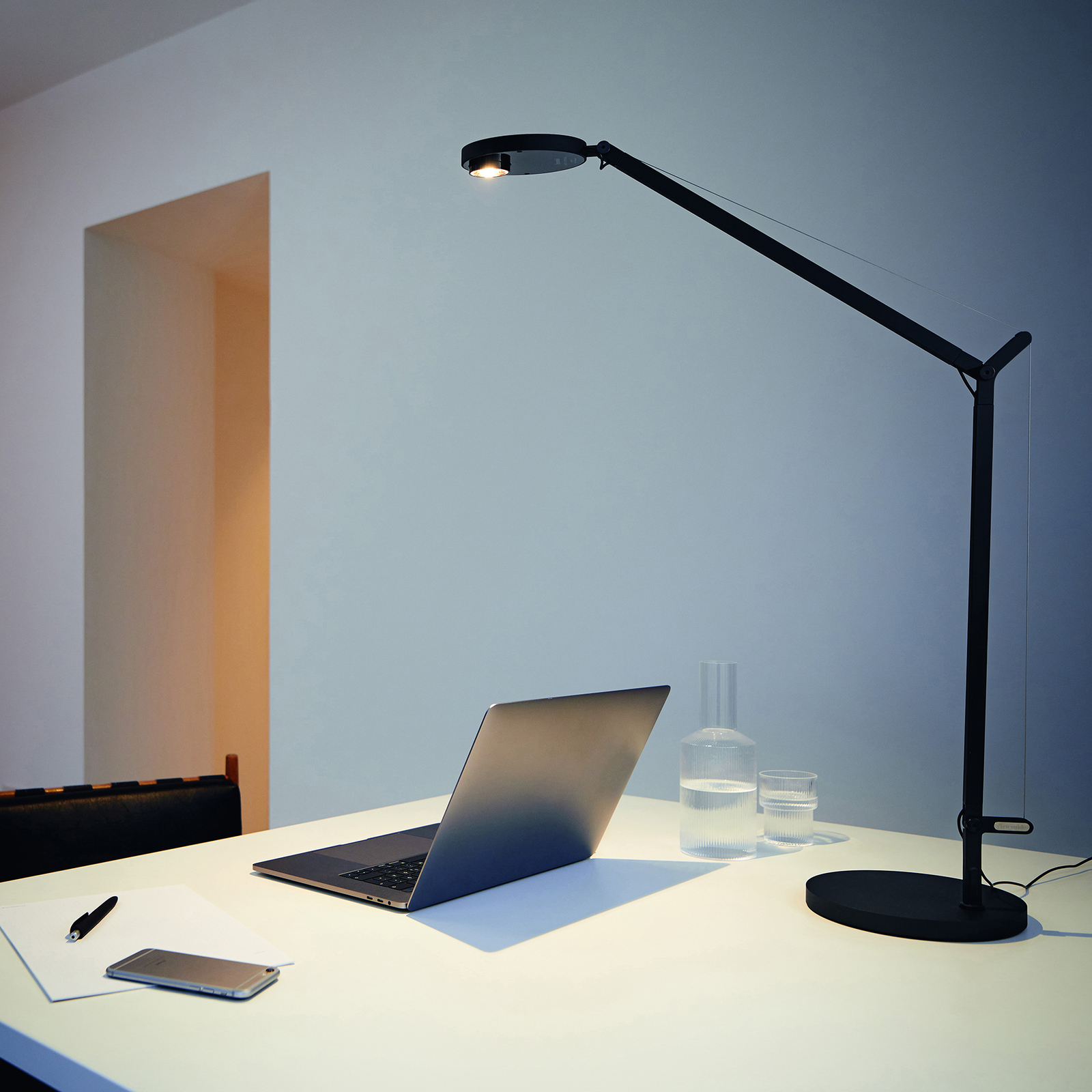 Artemide Demetra Professional bordlampe 930 sort