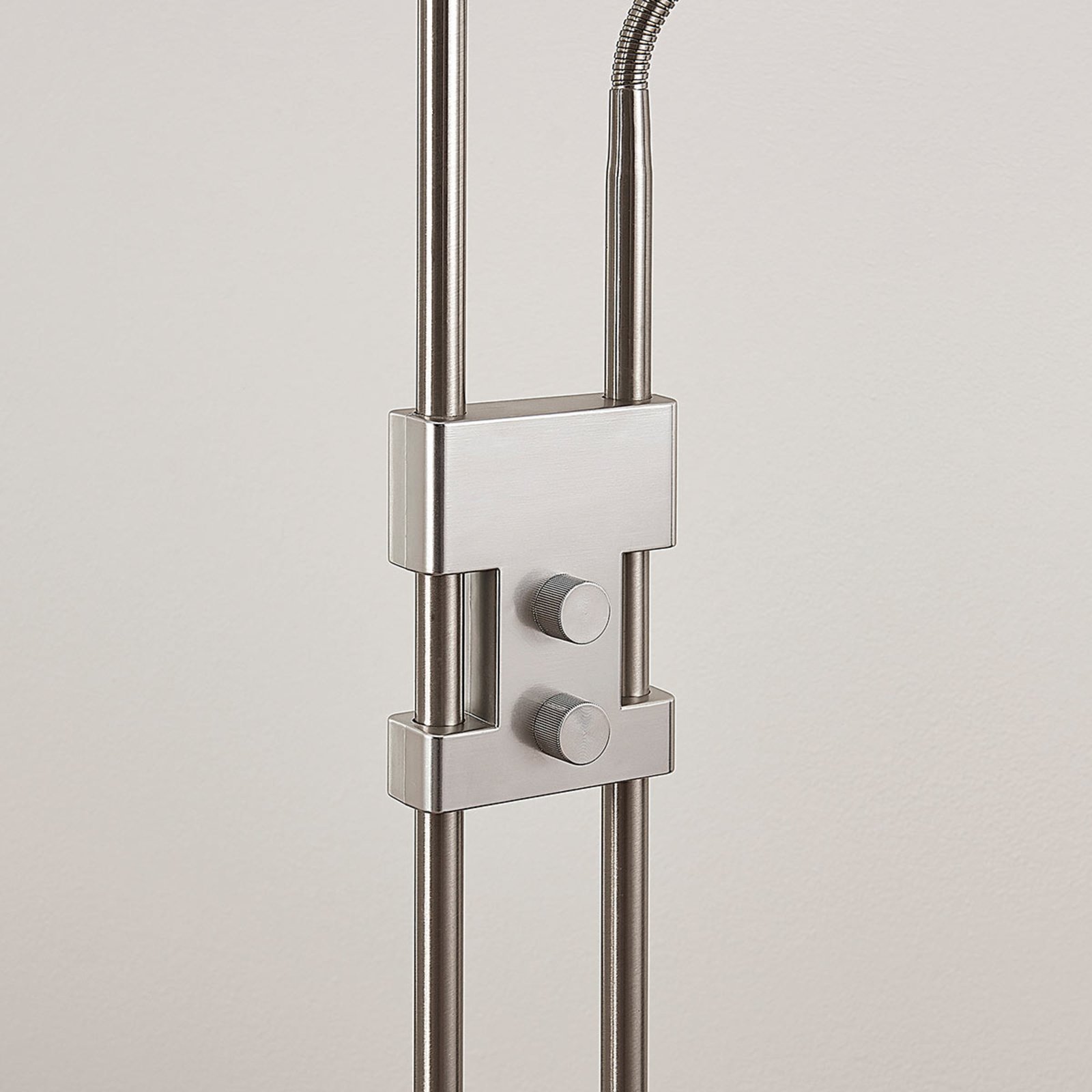 Jonne LED Stehleuchte Satin Nickel - Lindby