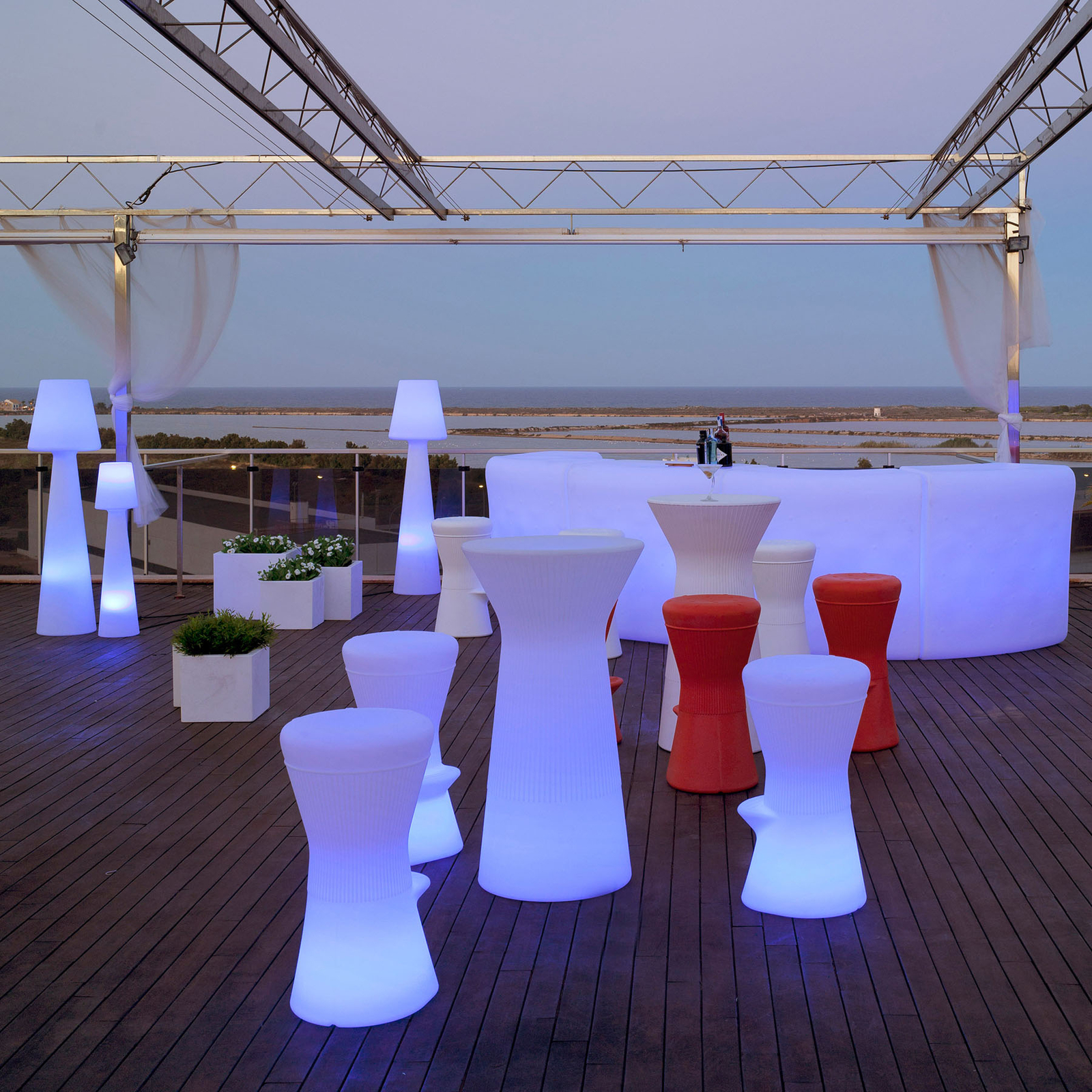 Newgarden Corfu LED barová stolička so solárnou batériou+na dobíjanie