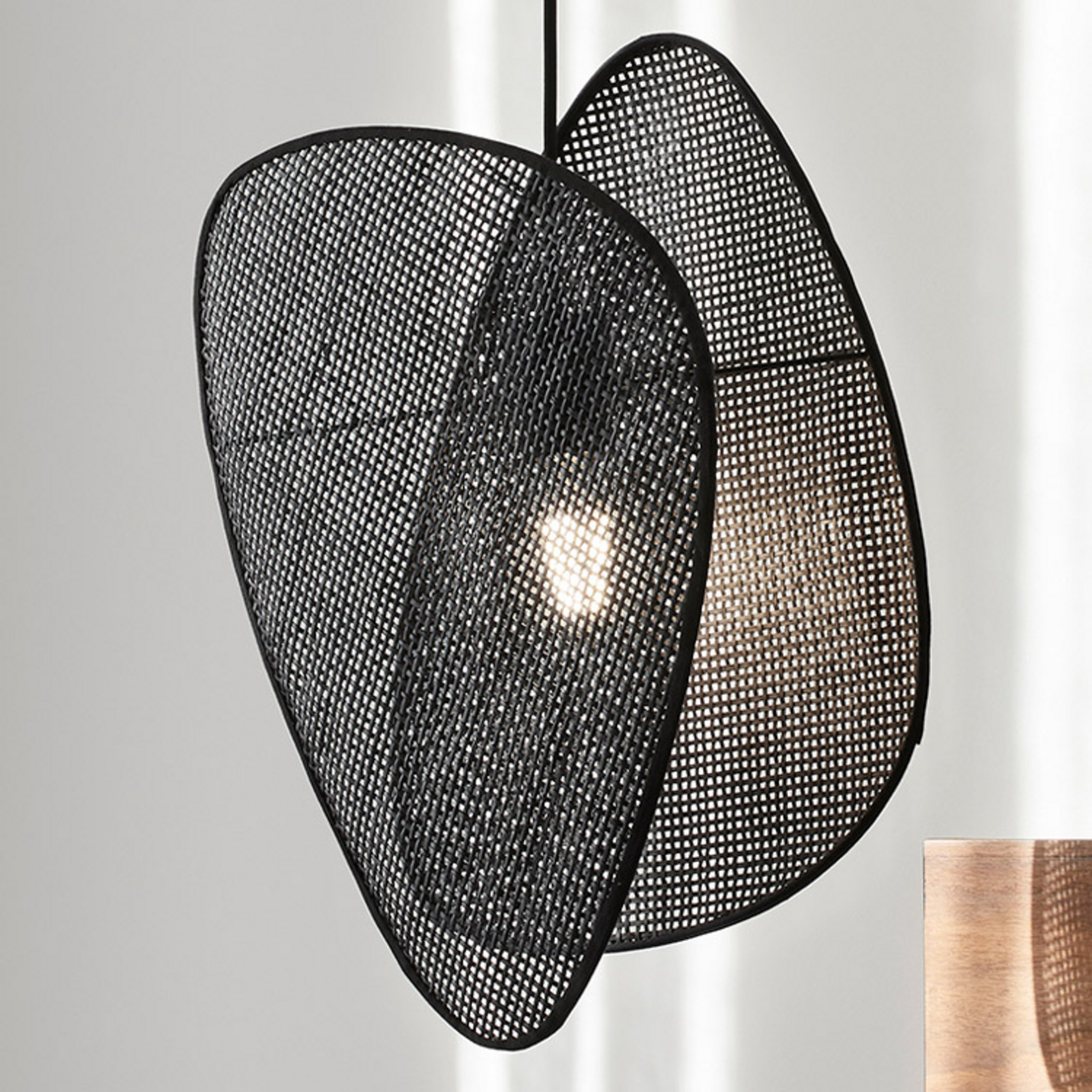 MARKET SET Hängeleuchte Screen XS, 44,5 cm, schwarz, Rattan