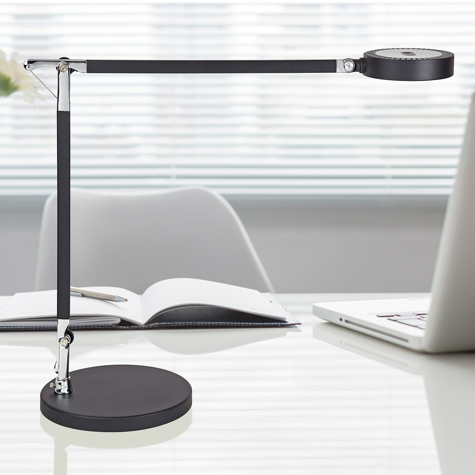 LED stolní lampa MAULgrace, CCT, stmívatelná černá