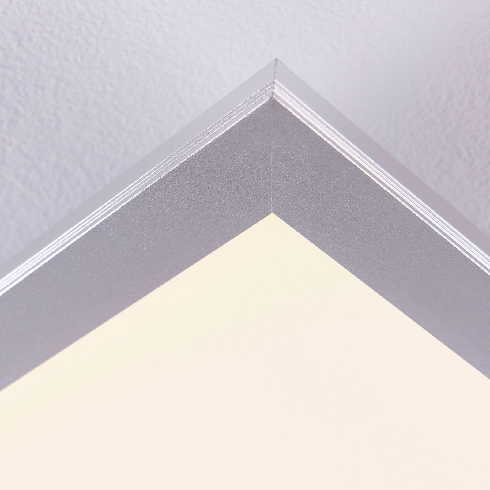 Livel LED taklampa CCT 120x30 Vit/Silver - Lindby