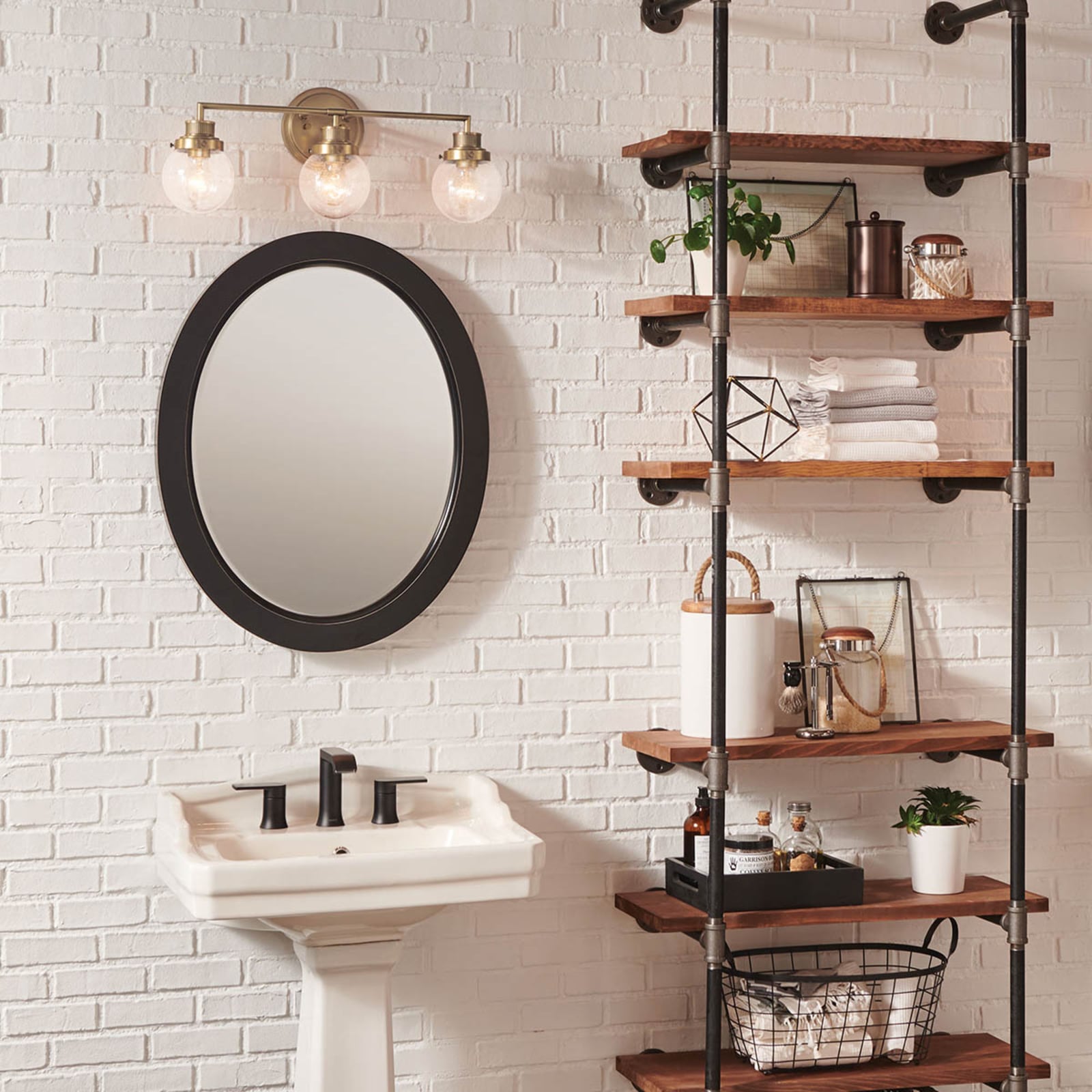 Poppy væglampe i messing, bredde 62 cm, 3 lyskilder, IP44 – Quintiesse