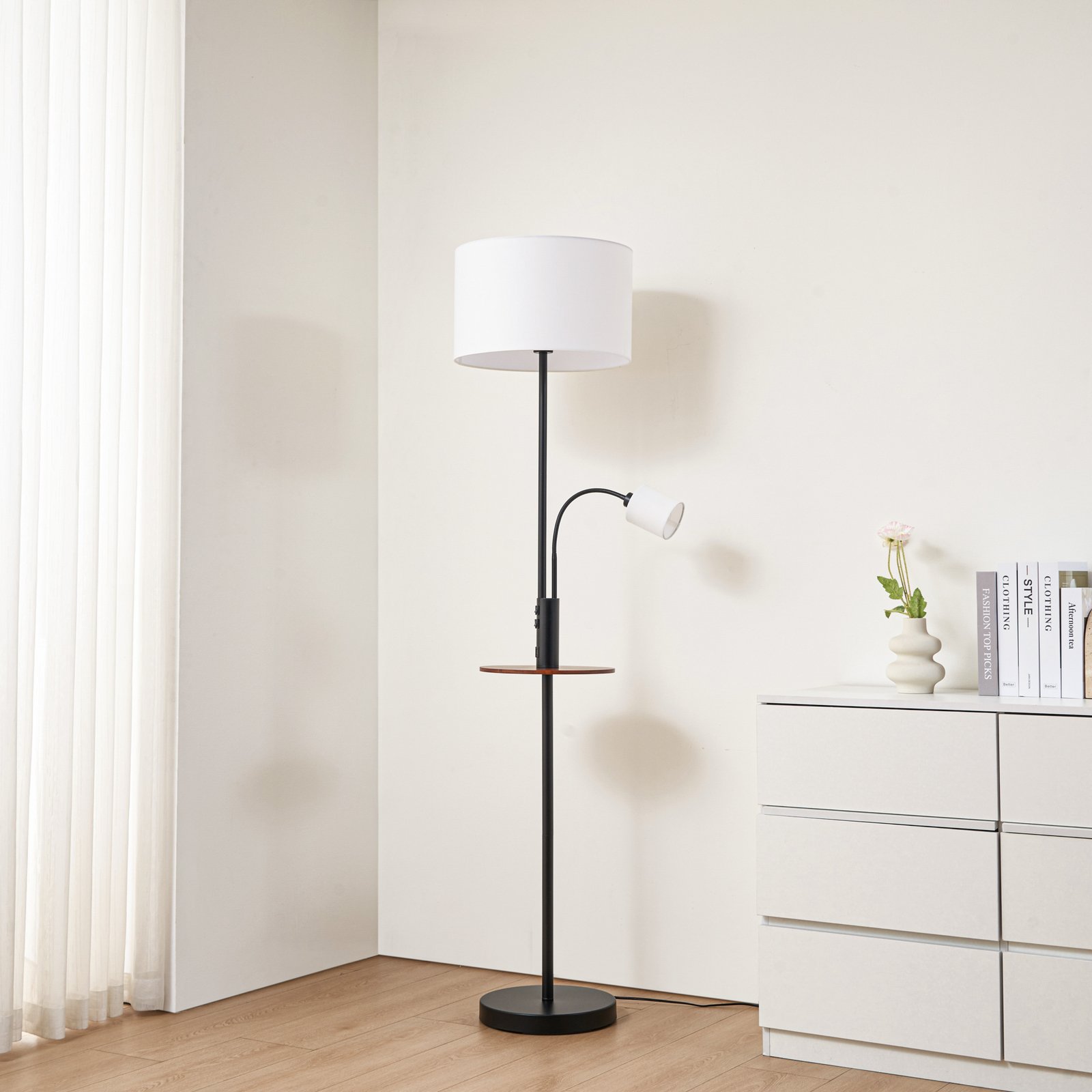 Lindby Lampa podłogowa Aovan, czarna, półka, port USB