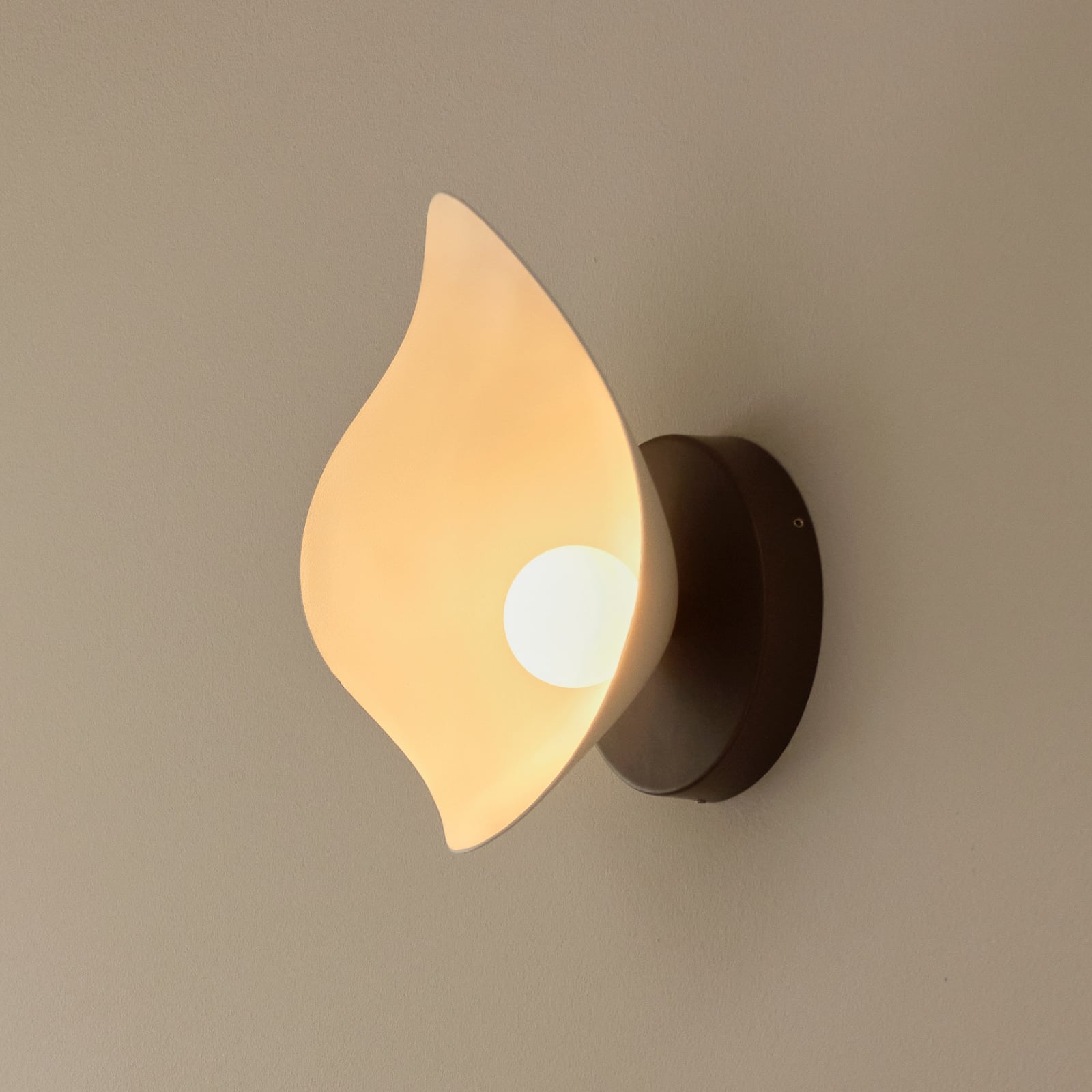 Florii 1 LED-Wandlampe, Höhe 22 cm, bronze dunkel/weiß - Nuura Florii 1 LED-Wandlampe, Höhe 22 cm, bronze dunkel/weiß - Nuura