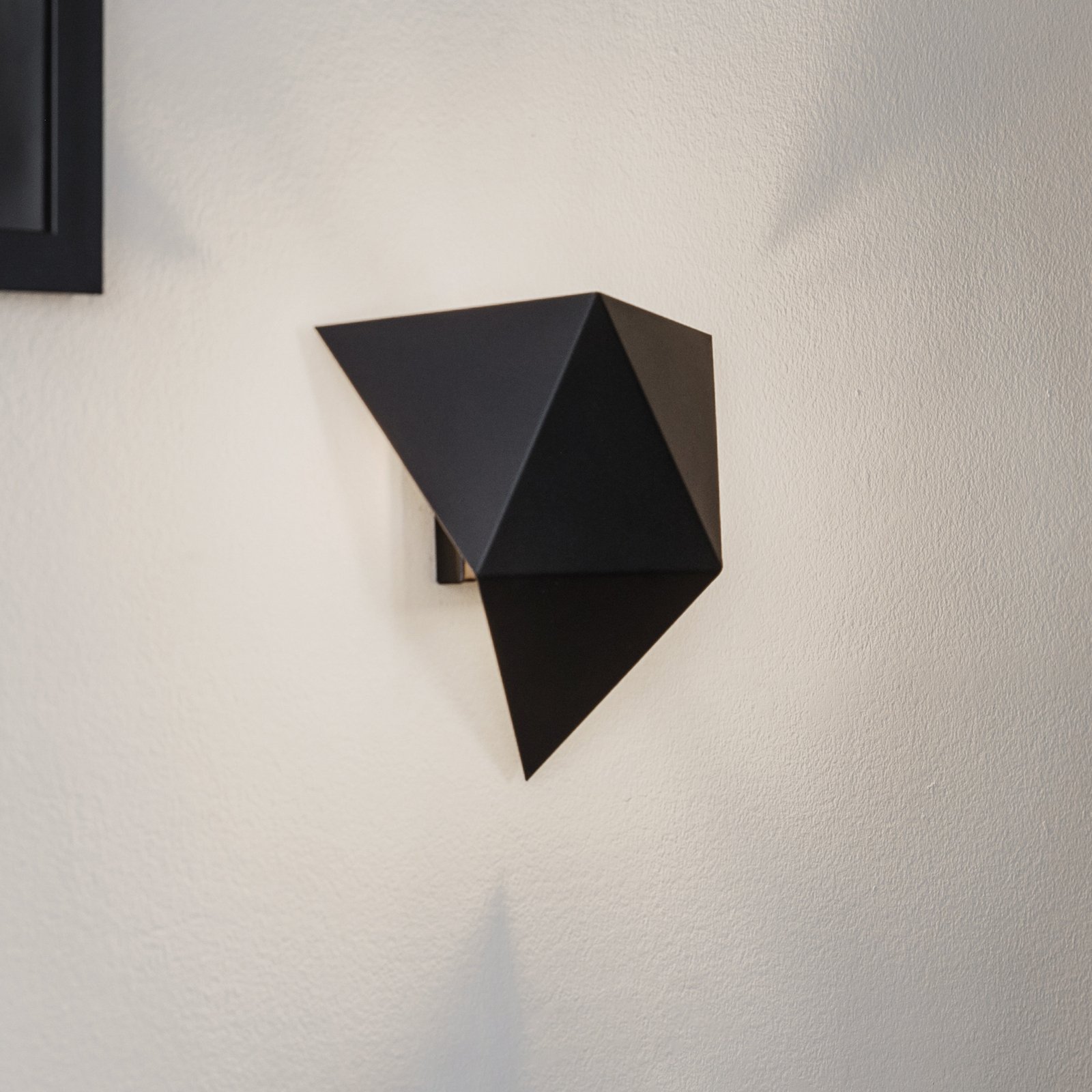 Wandlamp Shield in hoekige vorm, zwart