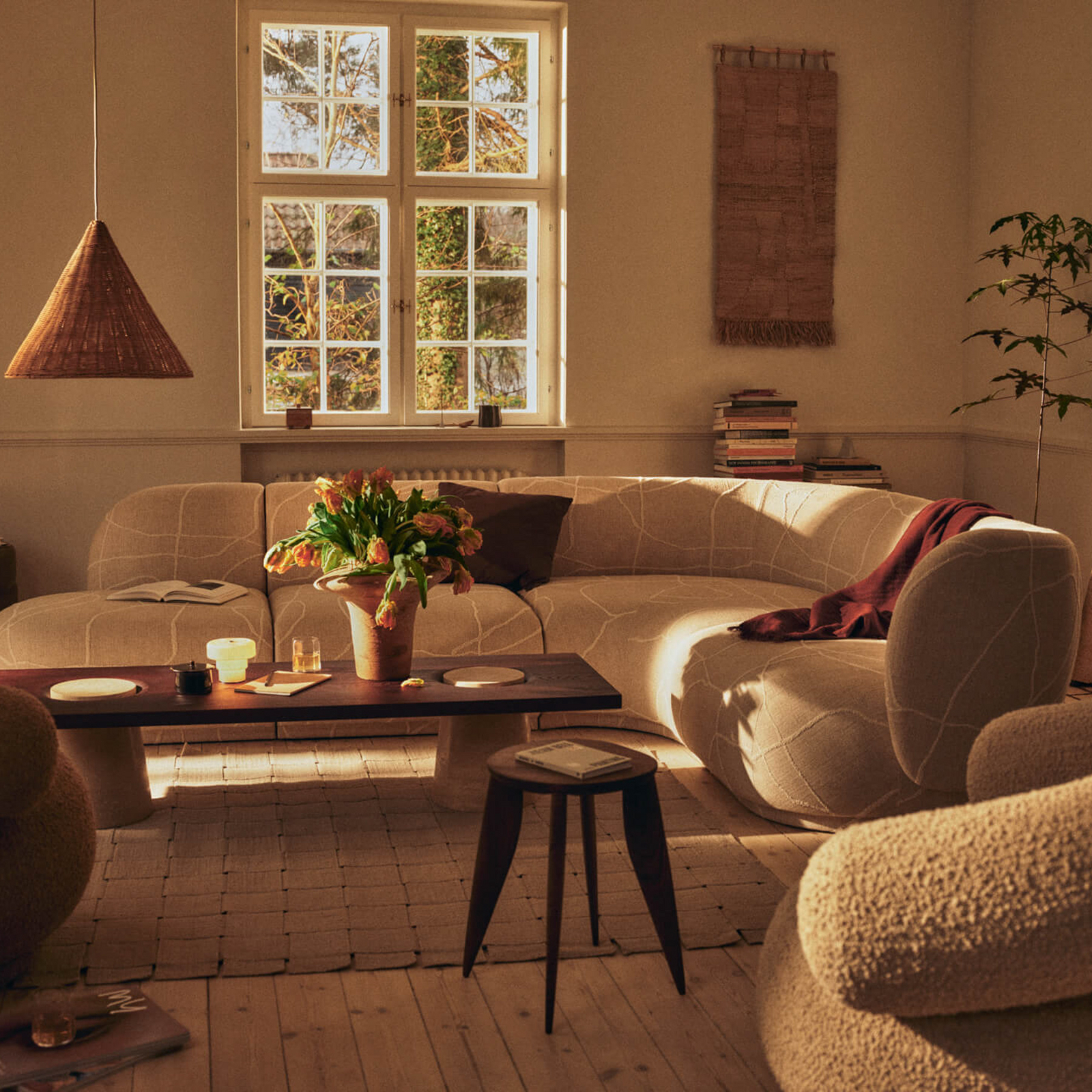 Feve odkládací stolek, výška 45 cm, ořechové dřevo - ferm LIVING