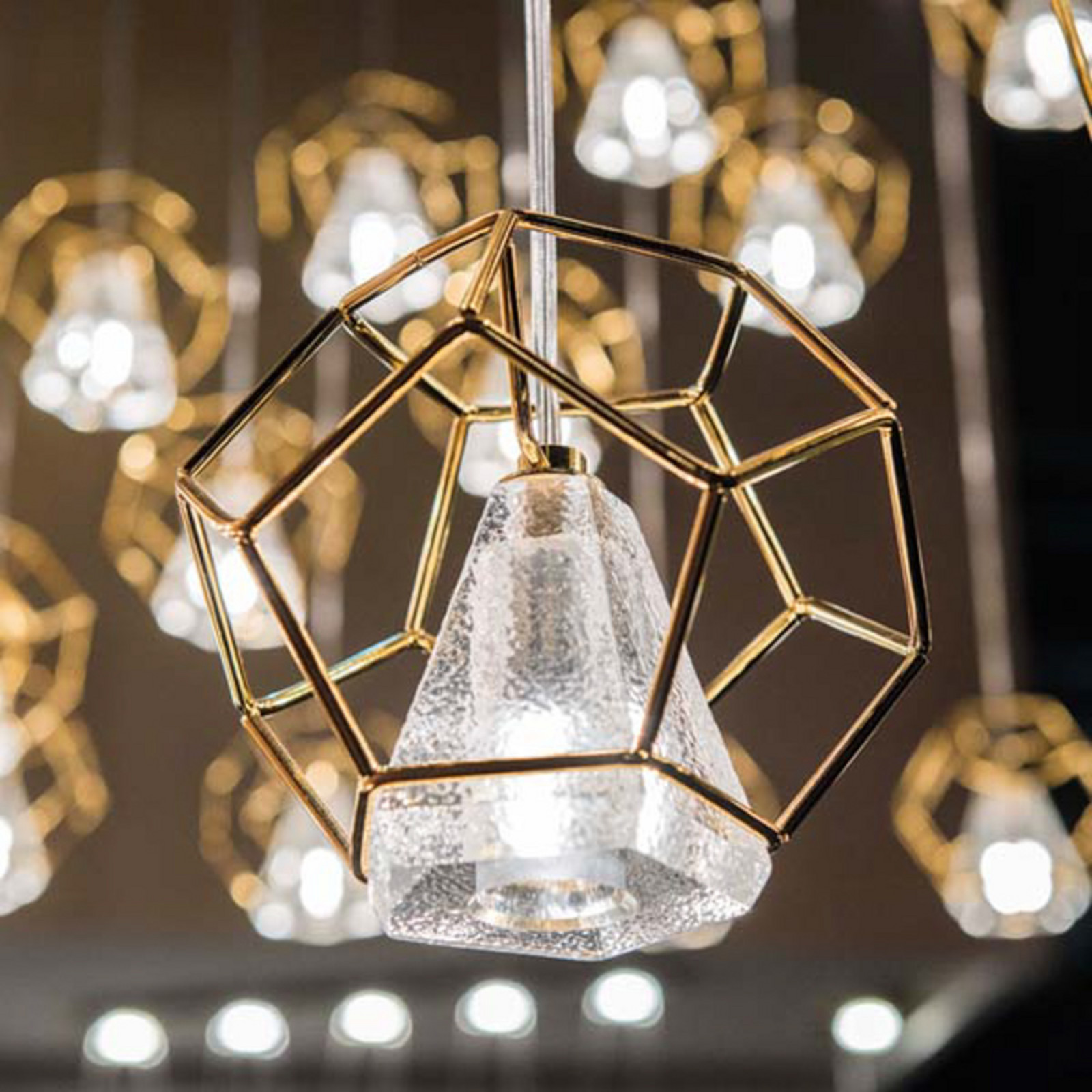 Lampă suspendată Incanto aur de 24 ct cu o singură lampă