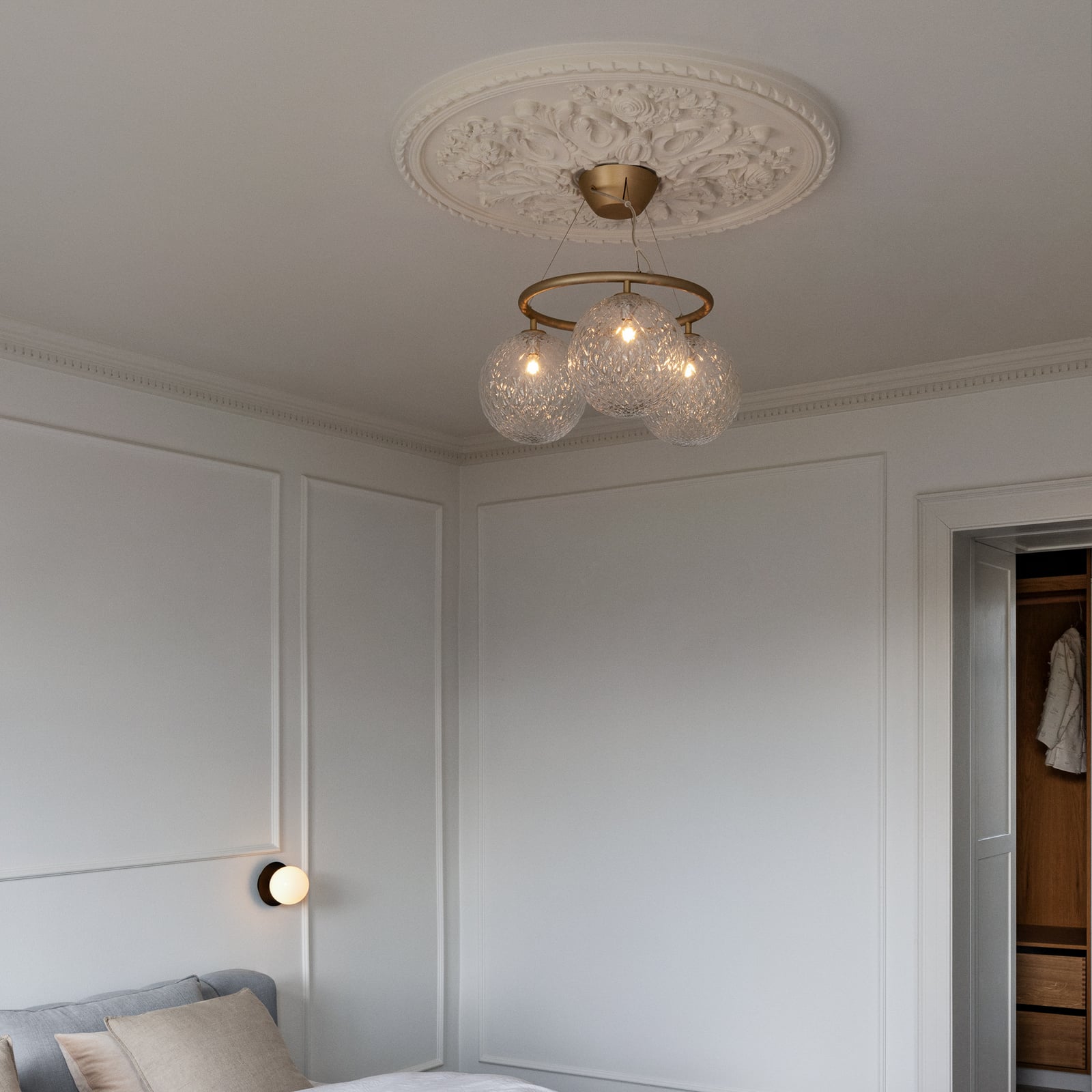 Miira 3 kattokruunu Circular, messinki/kirkas, Ø 54 cm - Nuura Miira 3 kattokruunu Circular, messinki/kirkas, Ø 54 cm - Nuura