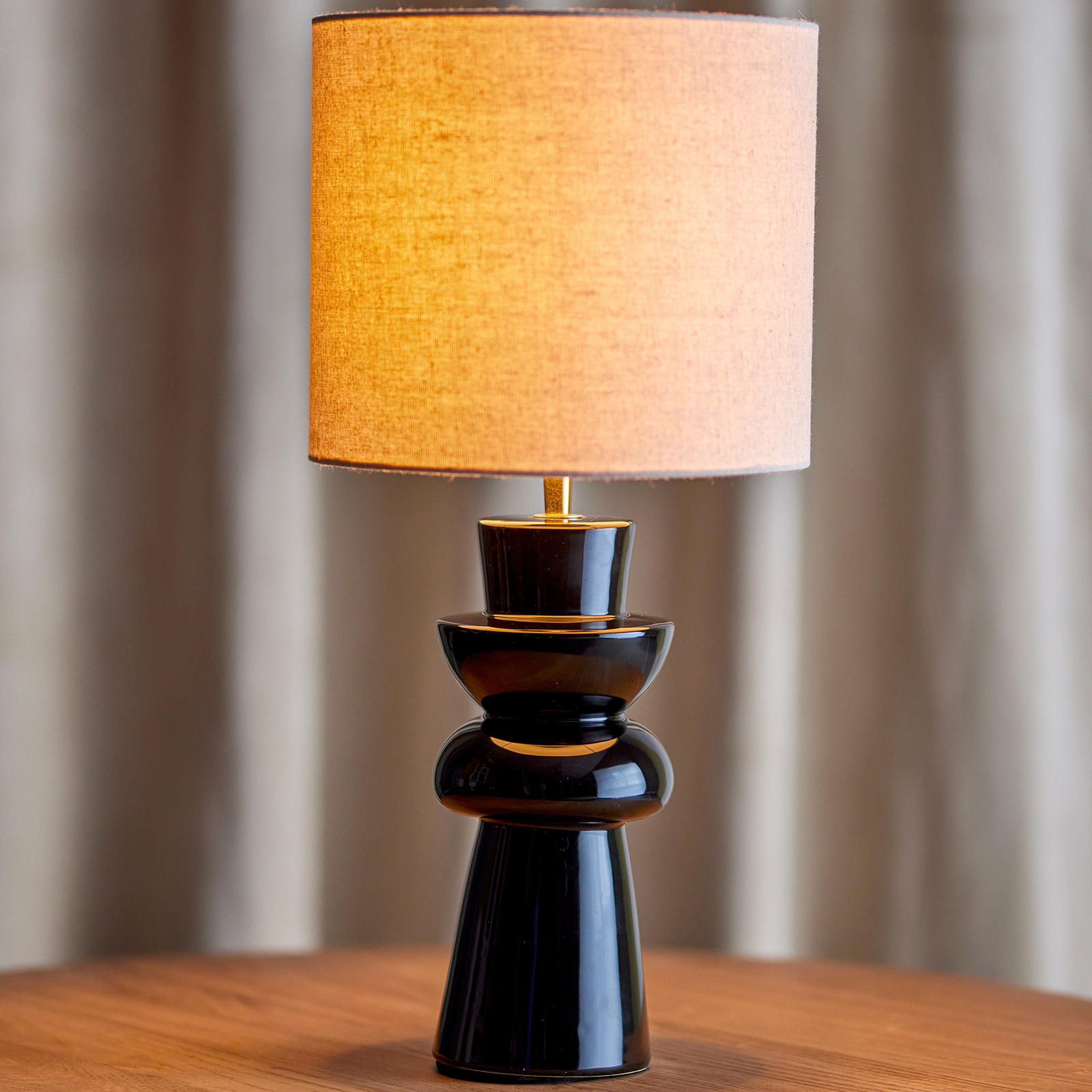 Lampada da tavolo Lio, nera/crema, altezza 53 cm - Bloomingville