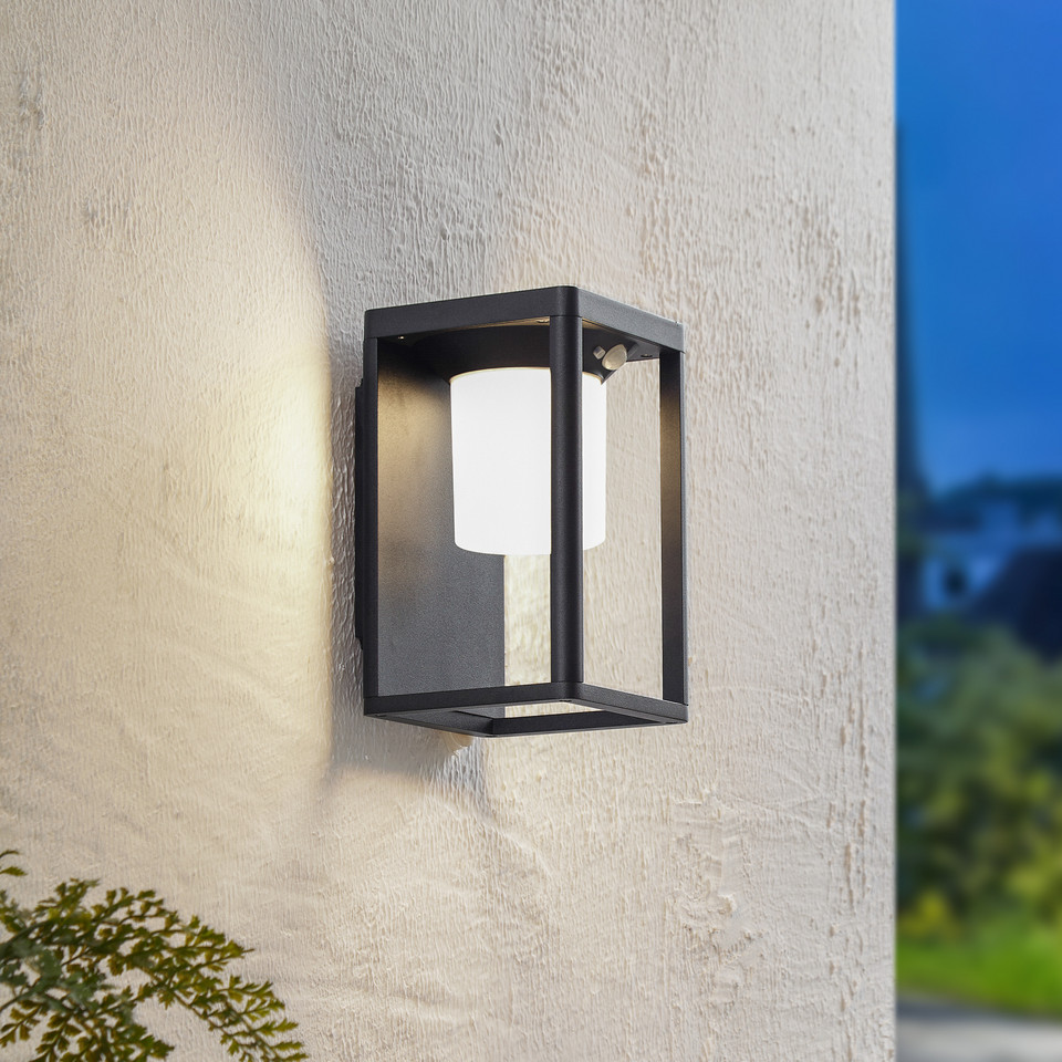 Lucande Tilena solcellsdriven vägglampa med sensor, svart från Lucande